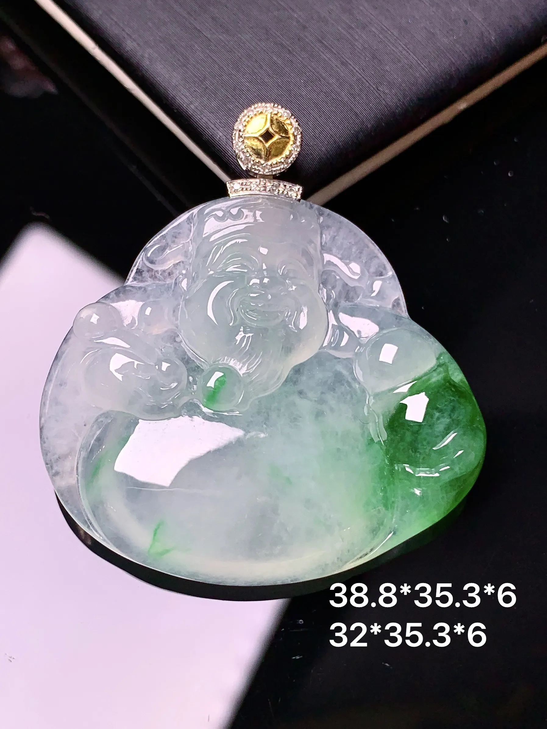 18k金钻镶嵌飘绿财神吊坠 玉质细腻 色泽清新艳丽 整体尺寸38.8*35.3*6