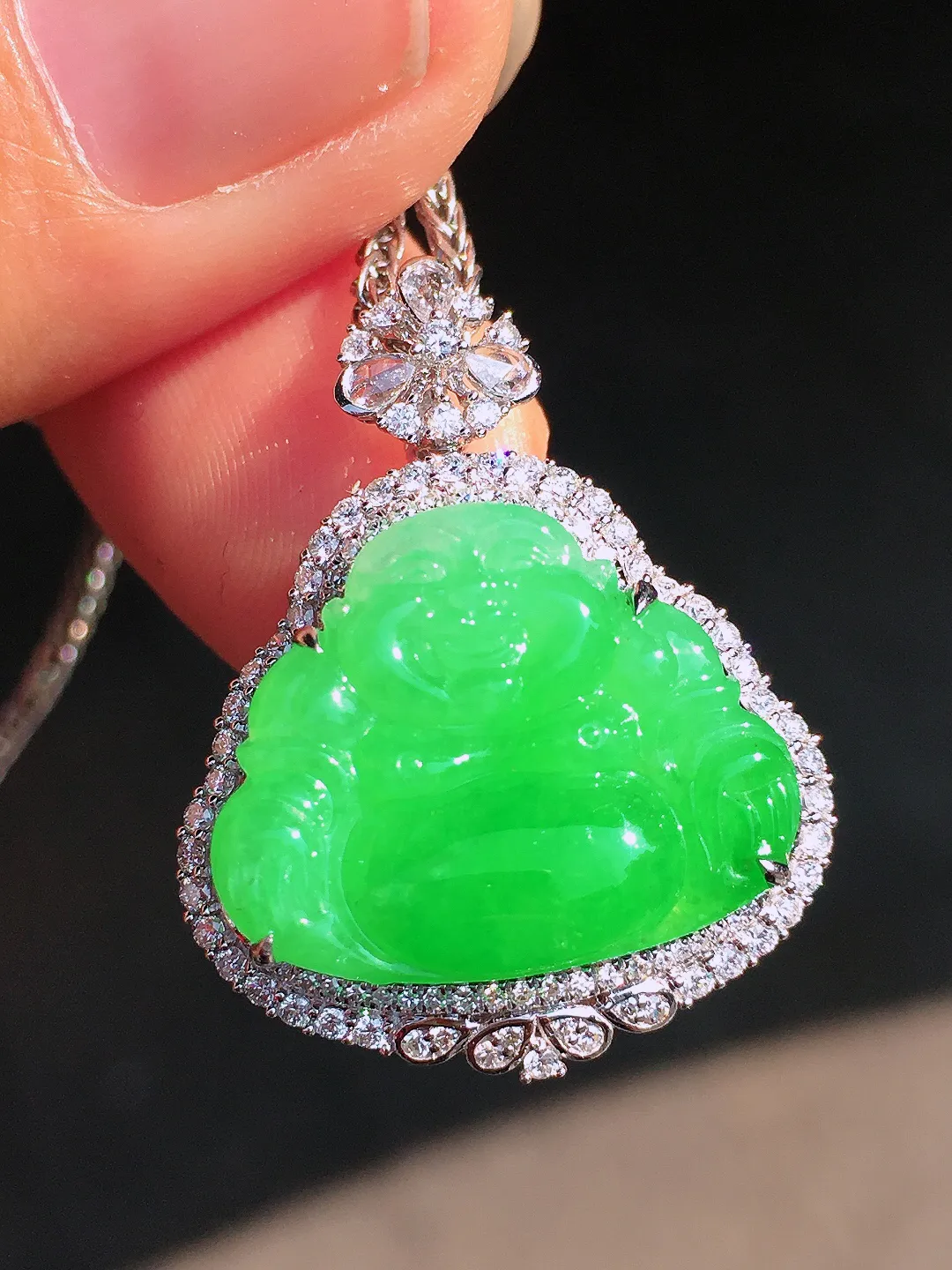 阳绿佛公吊坠，色泽均匀艳丽，玉质细腻，荧光感超
强，饱满圆润，尽显优雅气质，18k
金豪华镶嵌