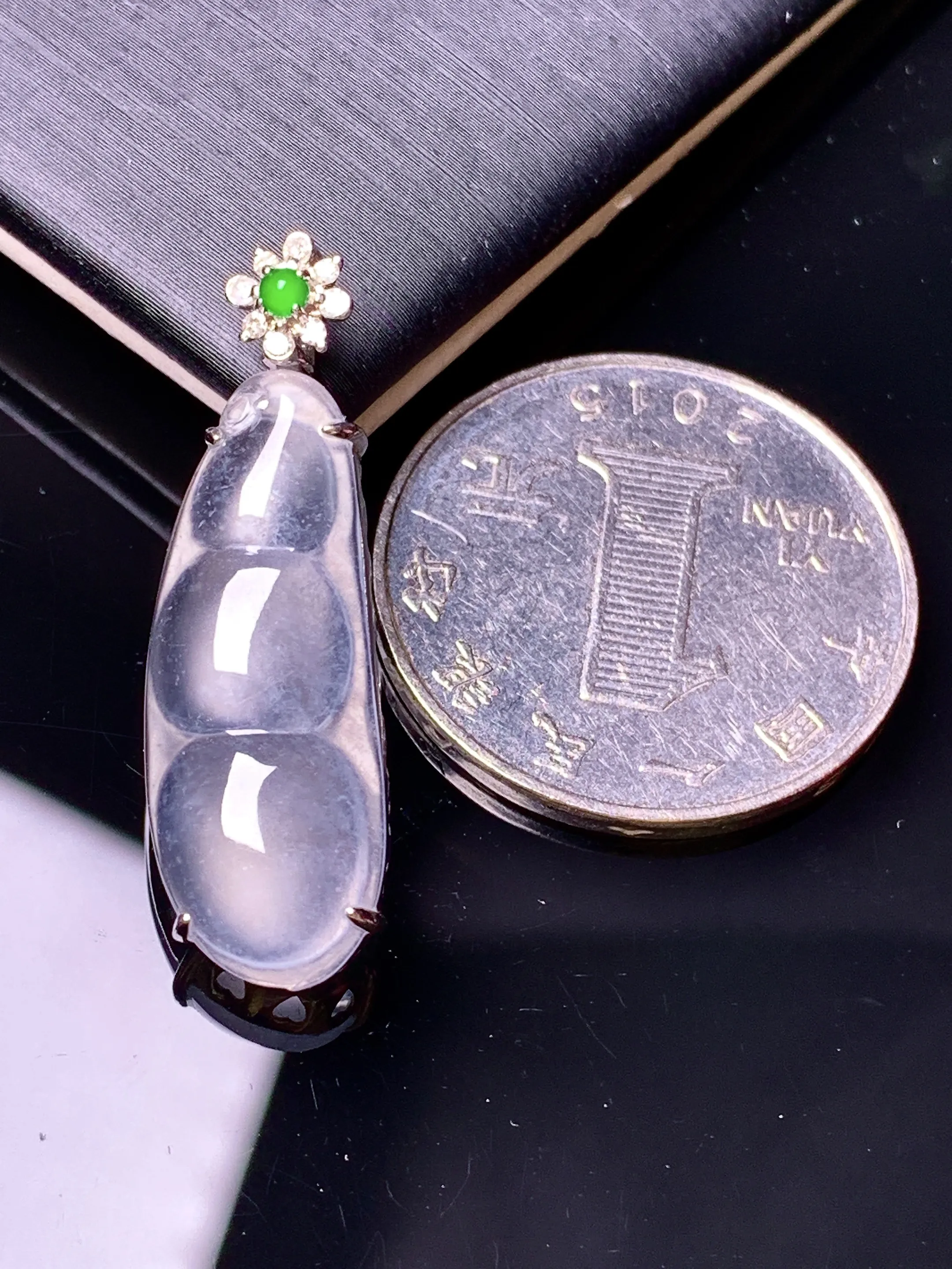 18k金钻镶嵌玻璃种四季豆吊坠 玉质细腻 色泽清新艳丽 整体尺寸25.3*10.2*4.2