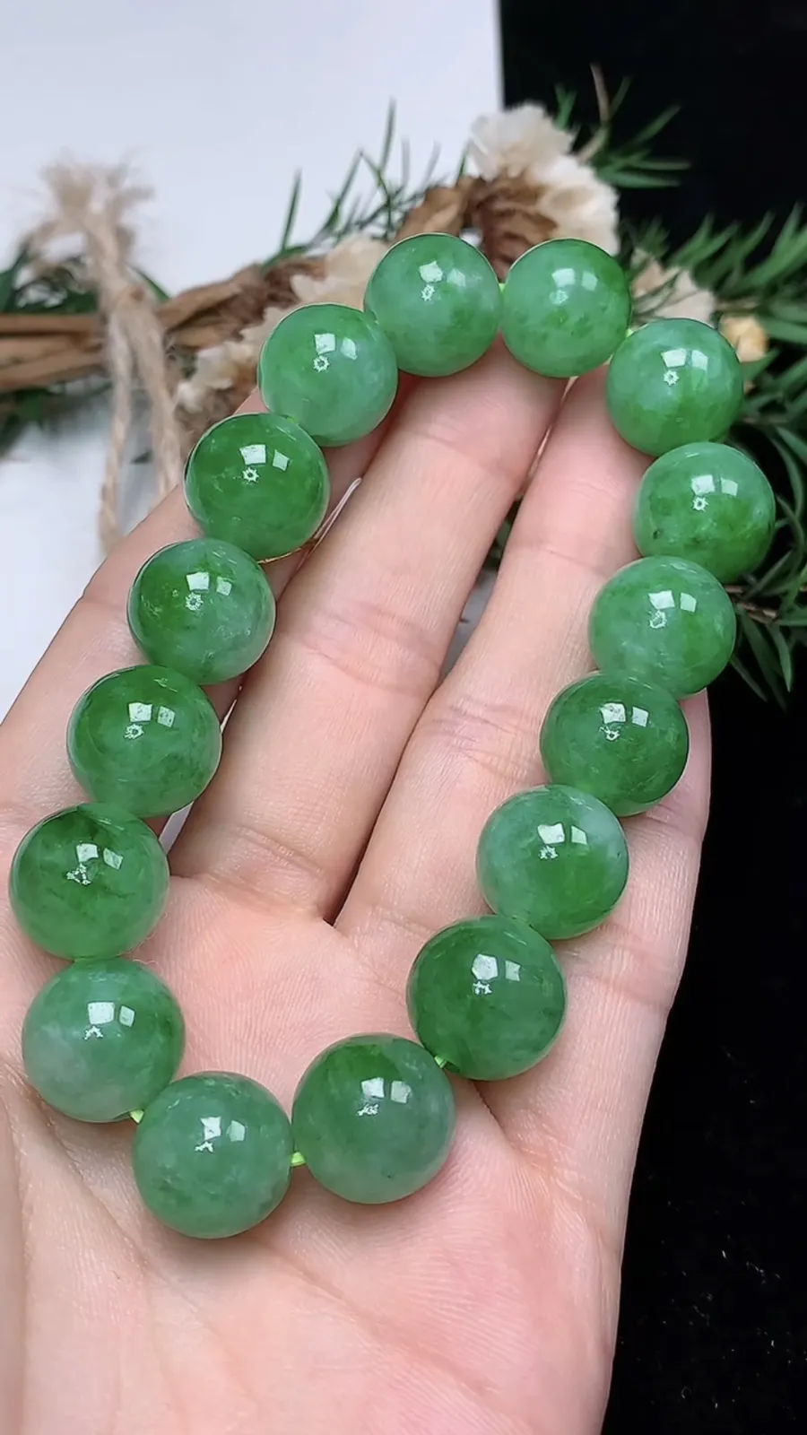 翡翠a货飘阳绿圆珠手串，尺寸12.6-16颗，重量:54.56g