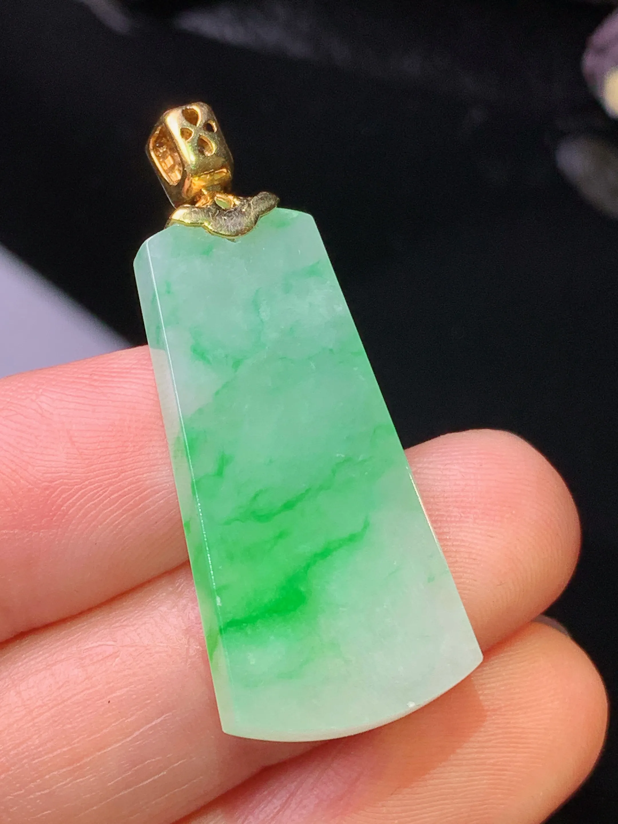 18k金钻镶嵌翠绿无事牌吊坠 玉质细腻 色泽清新艳丽 整体尺寸37.8*14.6*3.6