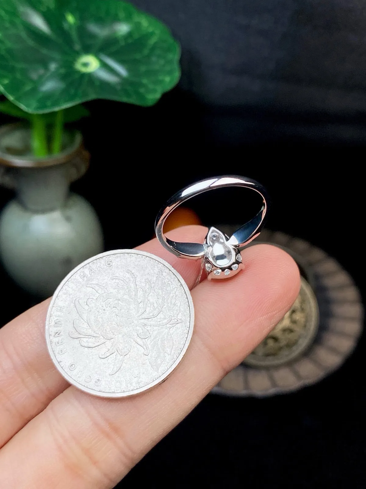 【冰种黄葫芦戒指】种水上乘，晶莹剔透，纯净通透，18k金钻精美镶嵌，裸石尺寸9.8*6.8*2.8毫米，圈口可改