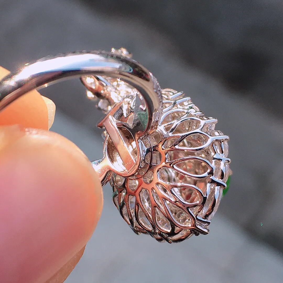 阳绿葫芦戒指/吊坠两用款，色泽均匀艳丽，玉质细腻，荧光感超
强，饱满圆润，尽显优雅气质，18k
金豪华镶嵌