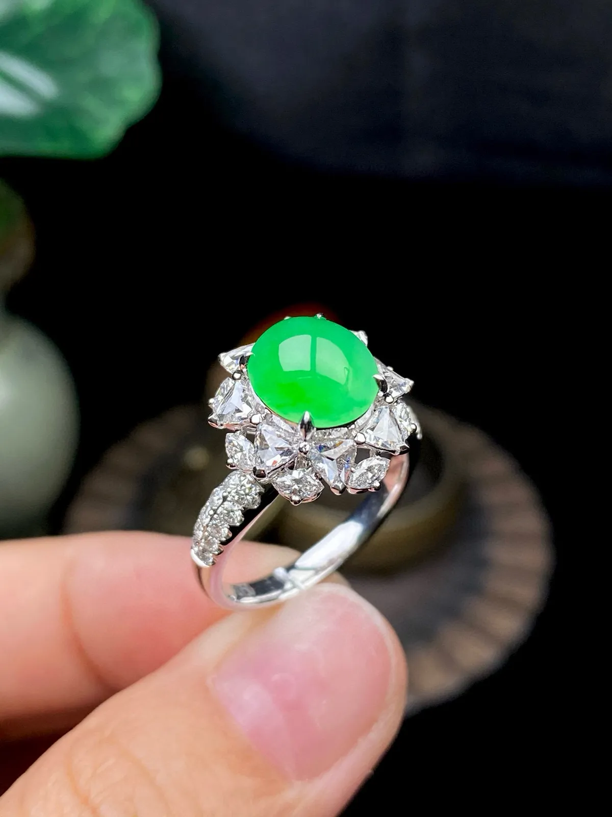 【冰种满绿蛋面戒指】种水色俱全，冰透闪亮，通透感饱满度很好，18k金钻镶嵌，裸石尺寸9*8*3.7毫