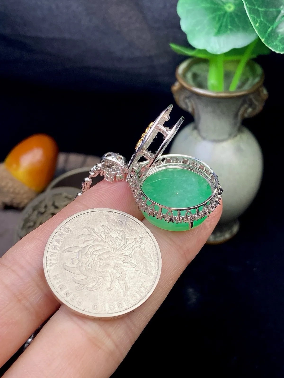 【冰种满绿圆无事牌】种水颜色都不错，冰感明显，质地细腻干净，佩戴佳品。18k金钻镶嵌，裸石尺寸17.7*4.7毫米