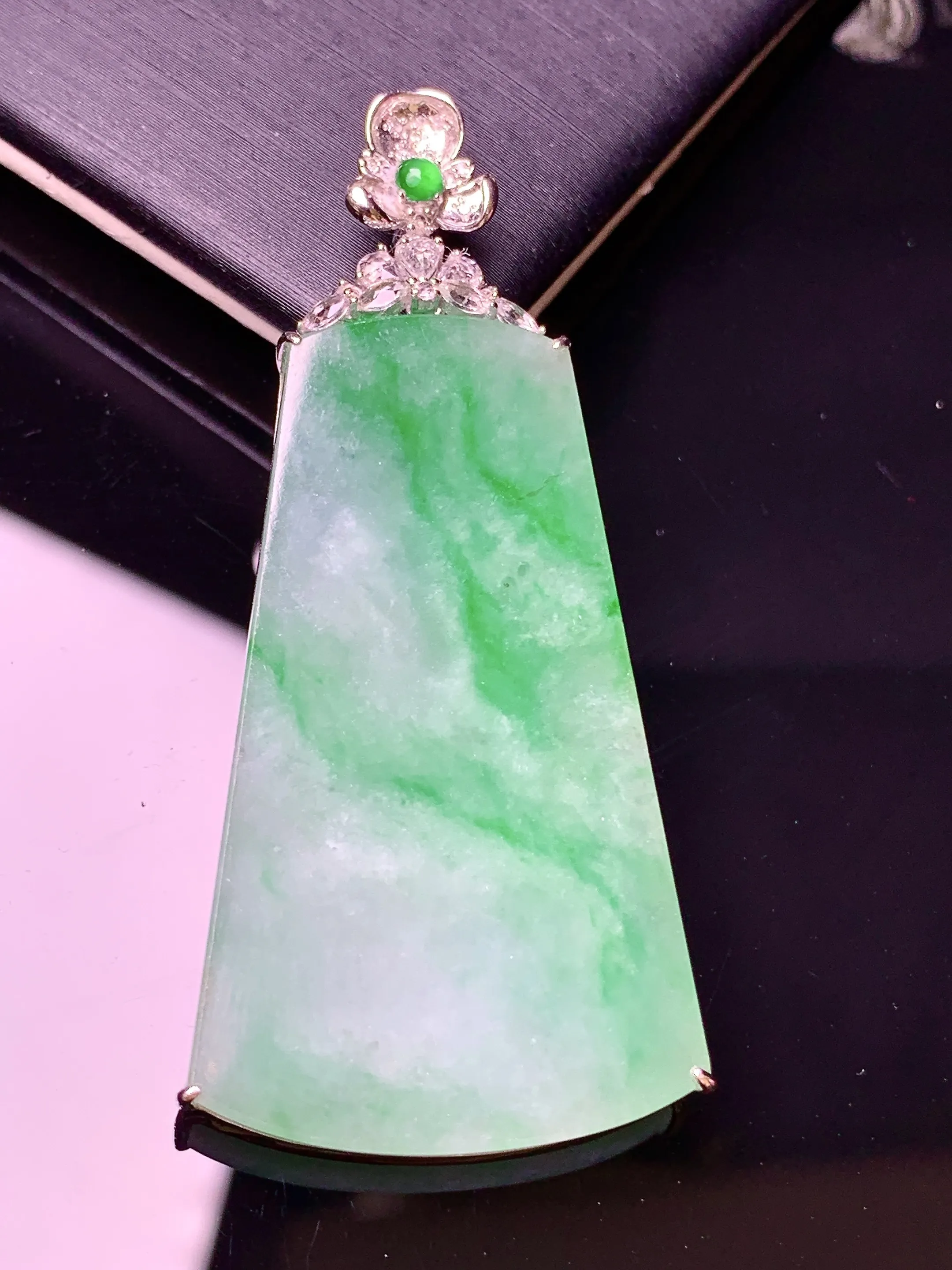 18k金钻镶嵌飘绿无事牌吊坠 玉质细腻 色泽清新艳丽 整体尺寸54.2*25*4.3