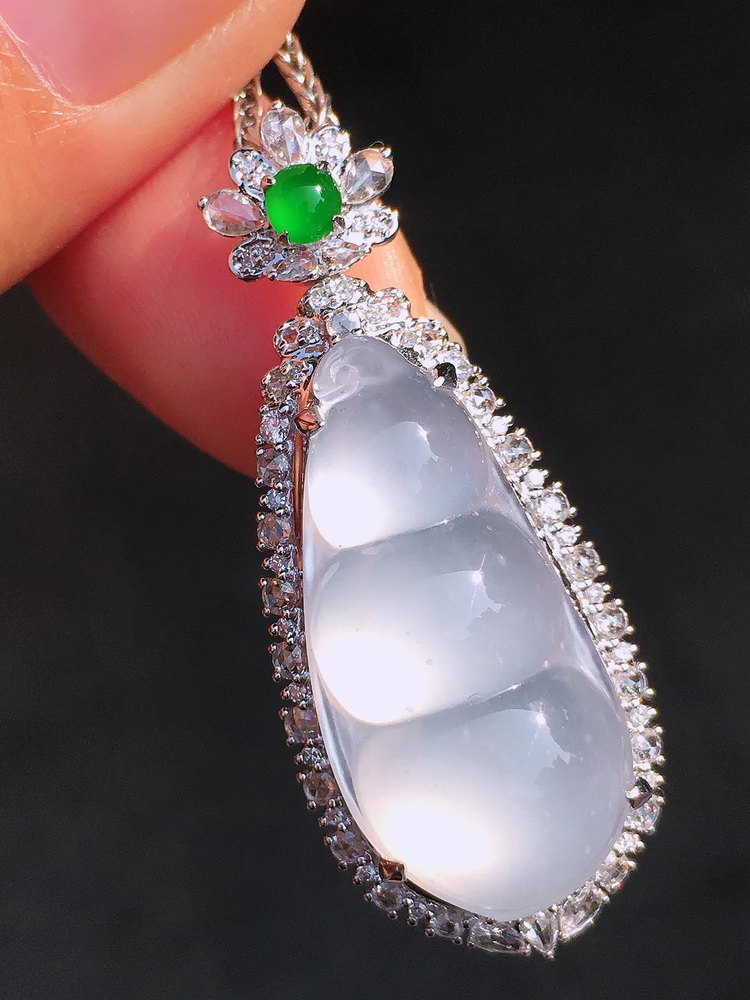 冰种福豆吊坠，玉质细腻，荧光感超
强，饱满圆润，尽显优雅气质，18k
金豪华镶嵌