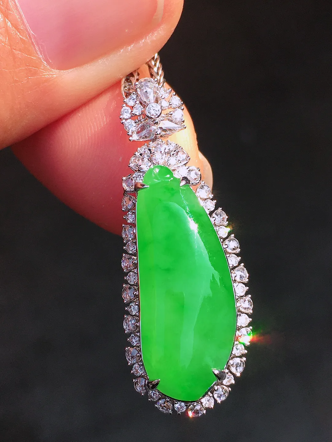 阳绿福瓜吊坠，色泽均匀艳丽，玉质细腻，荧光感超
强，饱满圆润，尽显优雅气质，18k
金豪华镶嵌