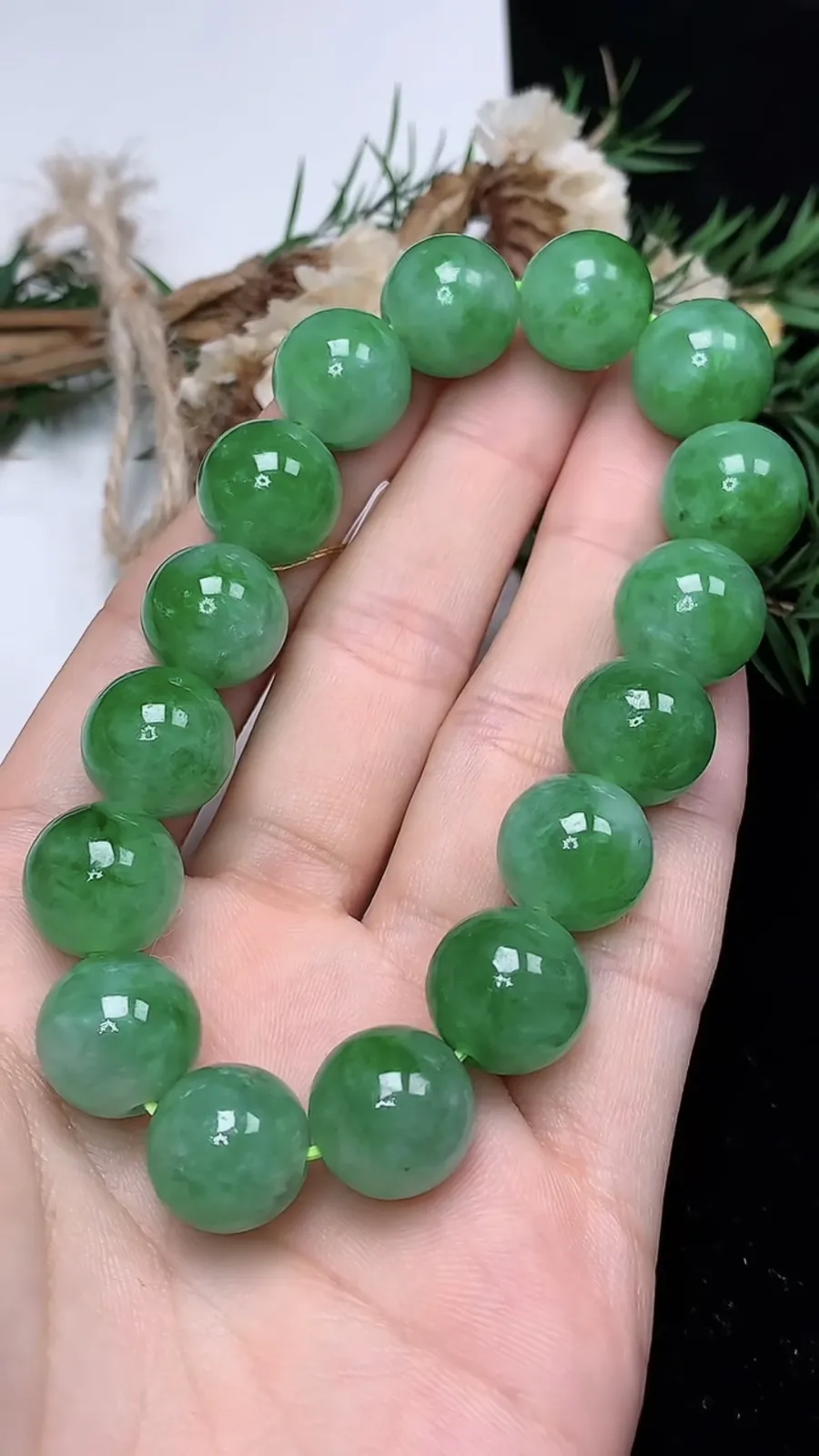 翡翠a货飘阳绿圆珠手串，尺寸12.6-16颗，重量:54.56g