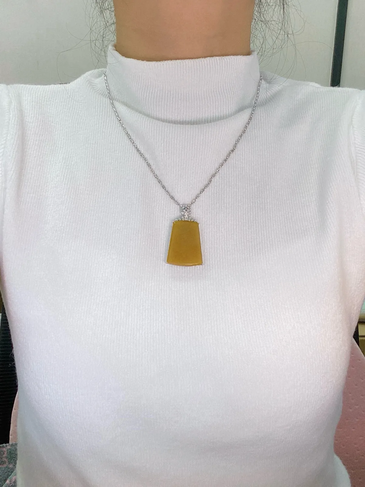 【冰种黄翡无事牌吊坠】质地细腻，冰润通透，晶莹闪亮。收藏品质，18k金钻镶嵌，裸石尺寸29.6*23.5*3.6毫米