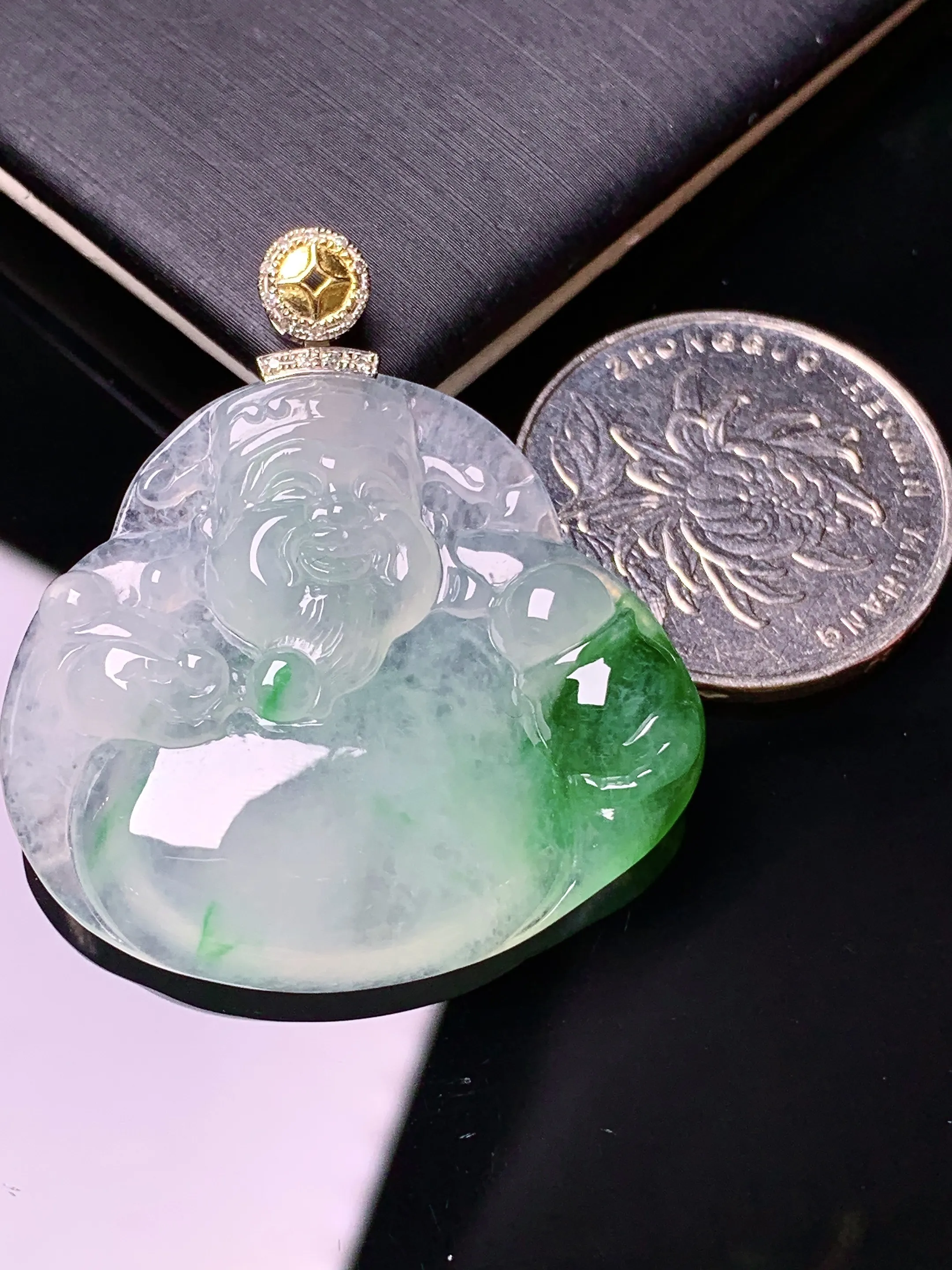18k金钻镶嵌飘绿财神吊坠 玉质细腻 色泽清新艳丽 整体尺寸38.8*35.3*6