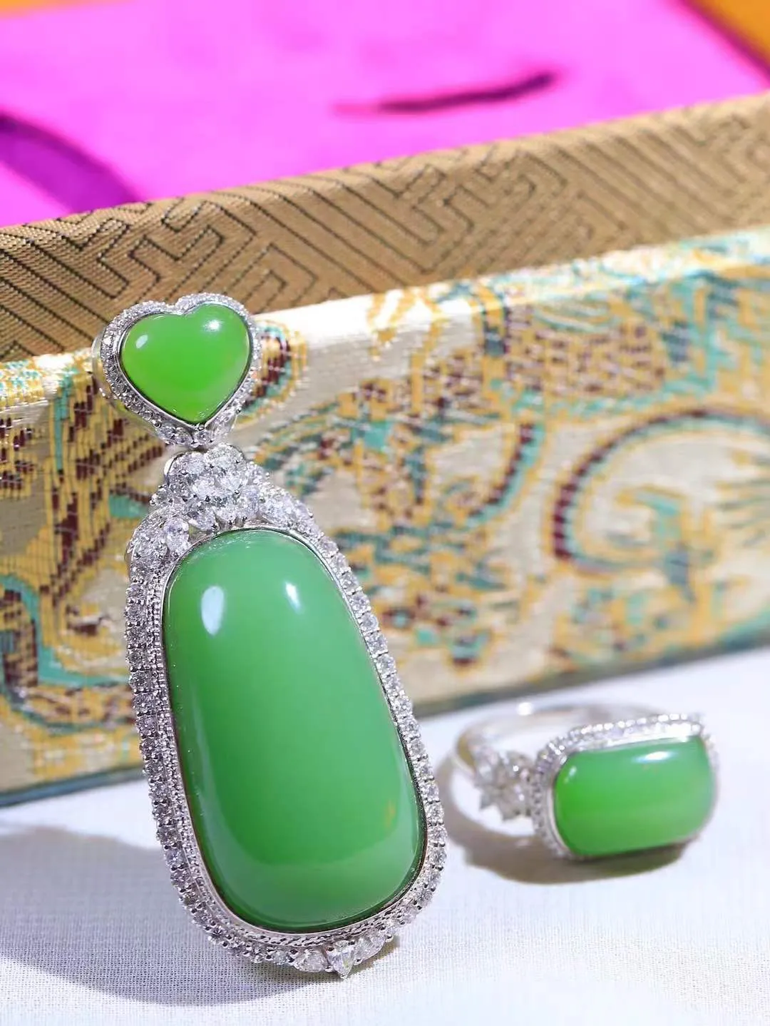 一套【金镶玉.套装】

收藏传家级臻品️和田玉碧玉戒指 吊坠 套装，18k金精工镶嵌，器形圆润饱满，玉质温润细腻，做工精细圆滑，饱满精致，器形优雅，寓意平安无事，如意顺心。（保真金，可鉴定贵金属18k金）
吊坠尺寸30.4-16.8mm    戒指尺寸16.9-13.6-8.2mm总重19.4克  82120578A