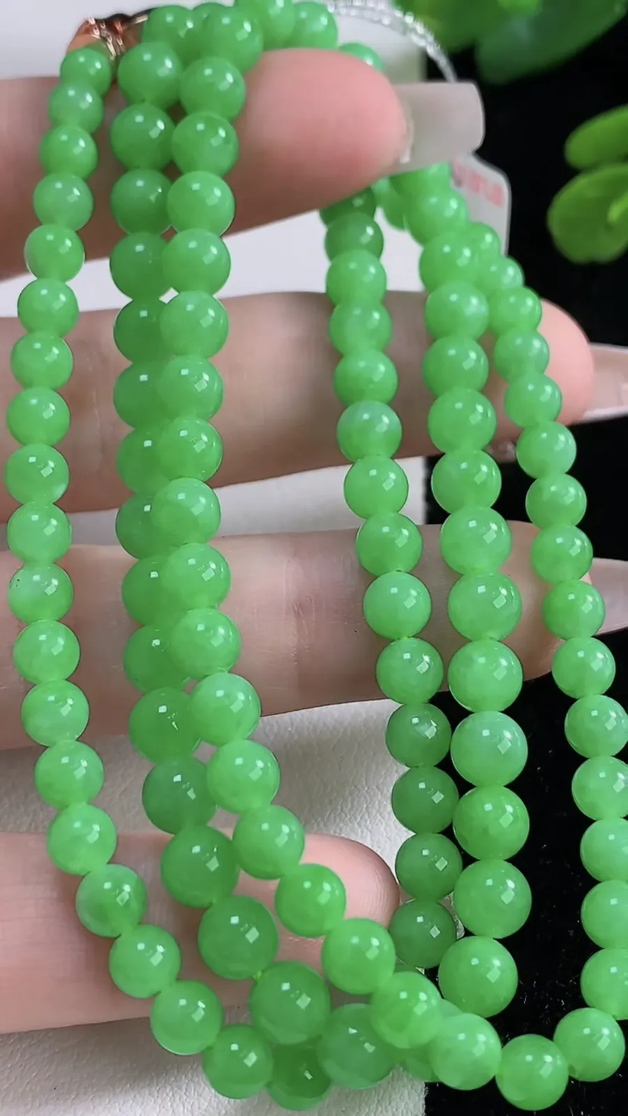 翡翠a货满绿圆珠项链，尺寸5.5-116颗，重量:30.75g