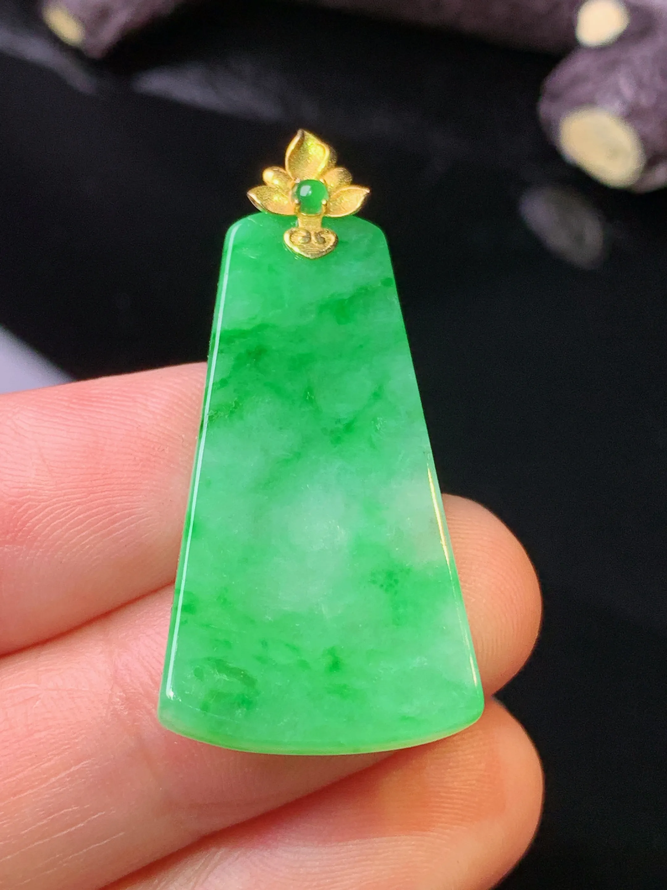 18k金镶嵌翠绿无事牌吊坠 玉质细腻 色泽清新艳丽 整体尺寸37*17.2*3.6