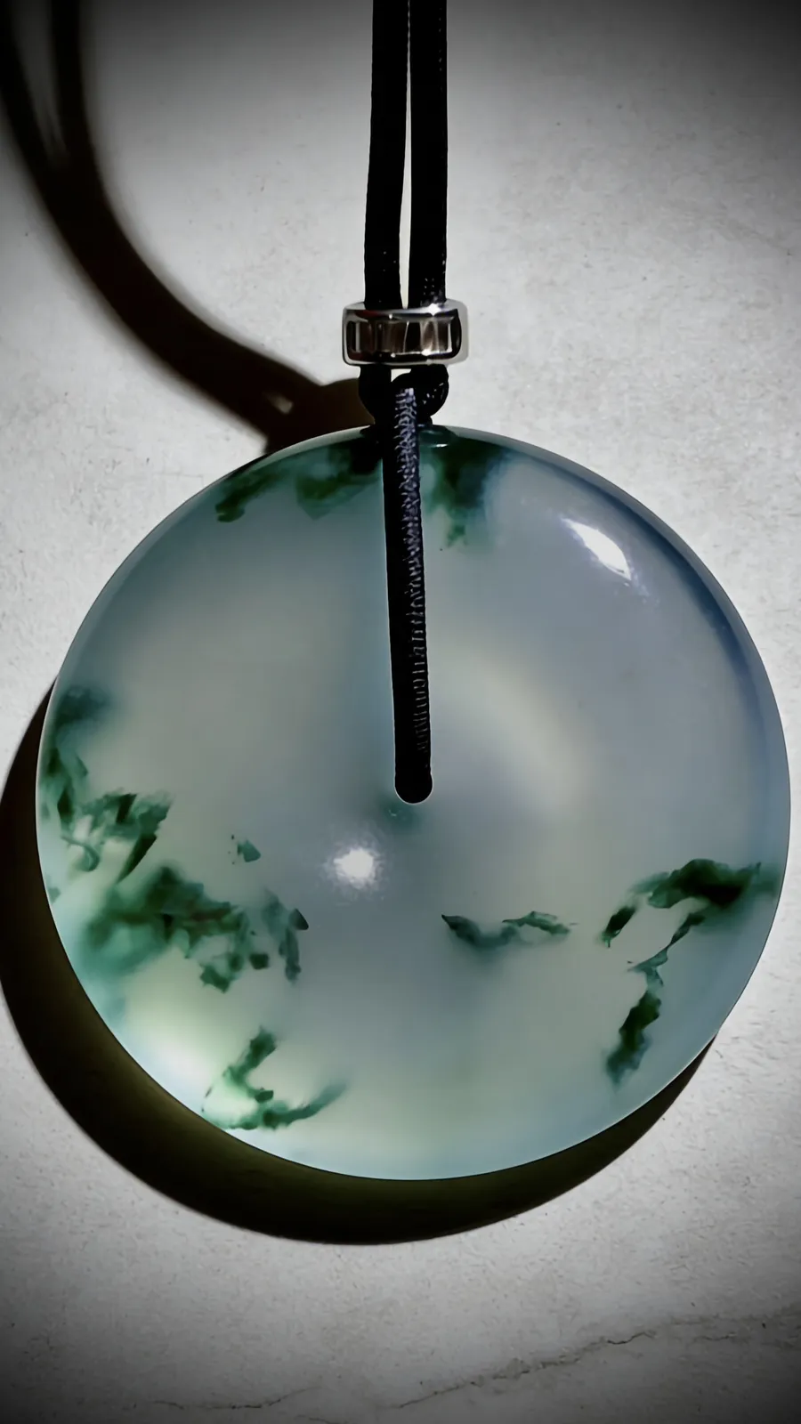 【顺遂平安】。高品质飘花平安扣，
莹润如凝脂，飘蓝花，似墨染山水，方寸间藏着自然的灵韵，平安顺遂皆在其中。种水通透如月光，蓝花蜿蜒似流云，触之温润，佩之纳福，是岁月静好的温柔信物。
作品50.2-11mm，