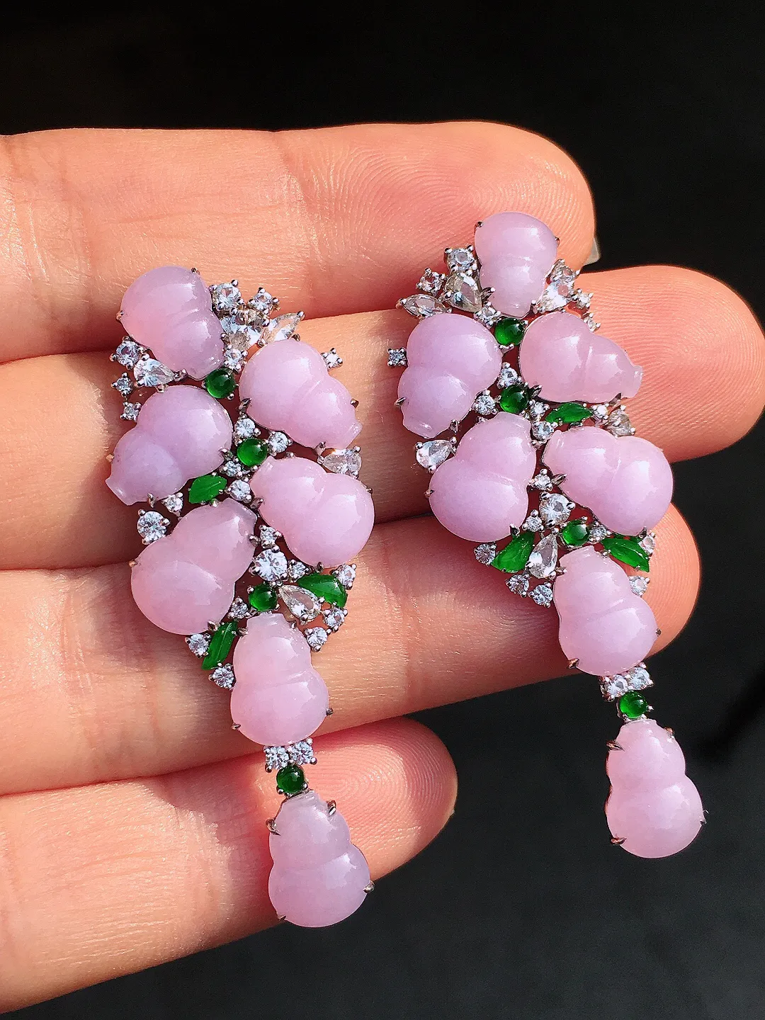 紫罗兰葫芦耳坠，色泽均匀艳丽，玉质细腻，荧光感超
强，饱满圆润，尽显优雅气质，18k
金豪华镶嵌