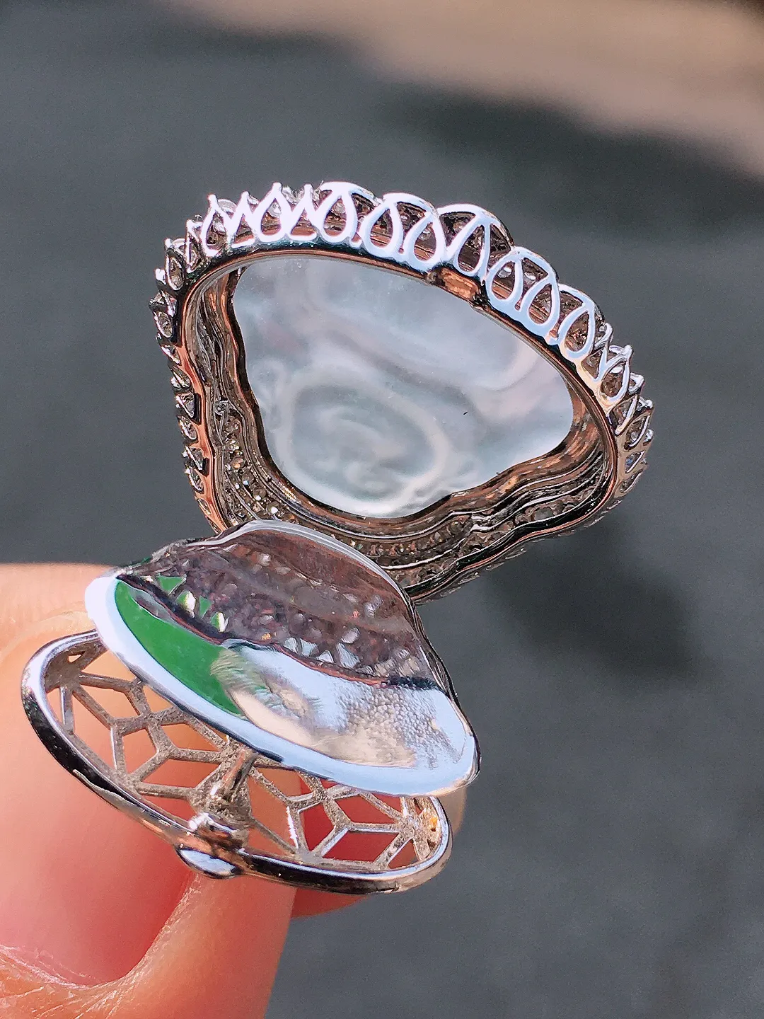 冰种佛公吊坠，玉质细腻，荧光感超
强，饱满圆润，尽显优雅气质，18k
金豪华镶嵌