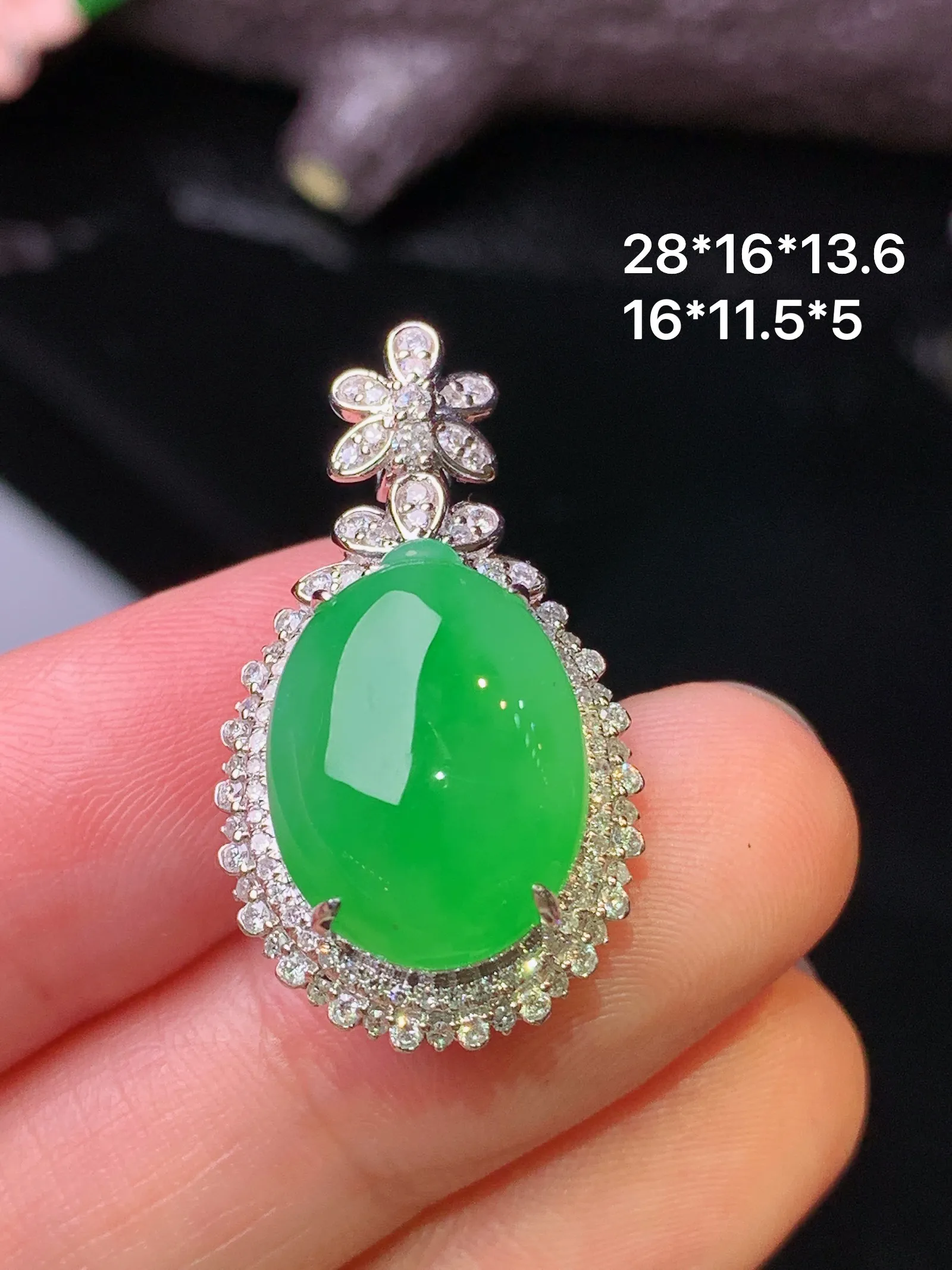 18k金钻镶嵌满绿蛋面吊坠 玉质细腻 色泽清新艳丽 整体尺寸28*16*13.6