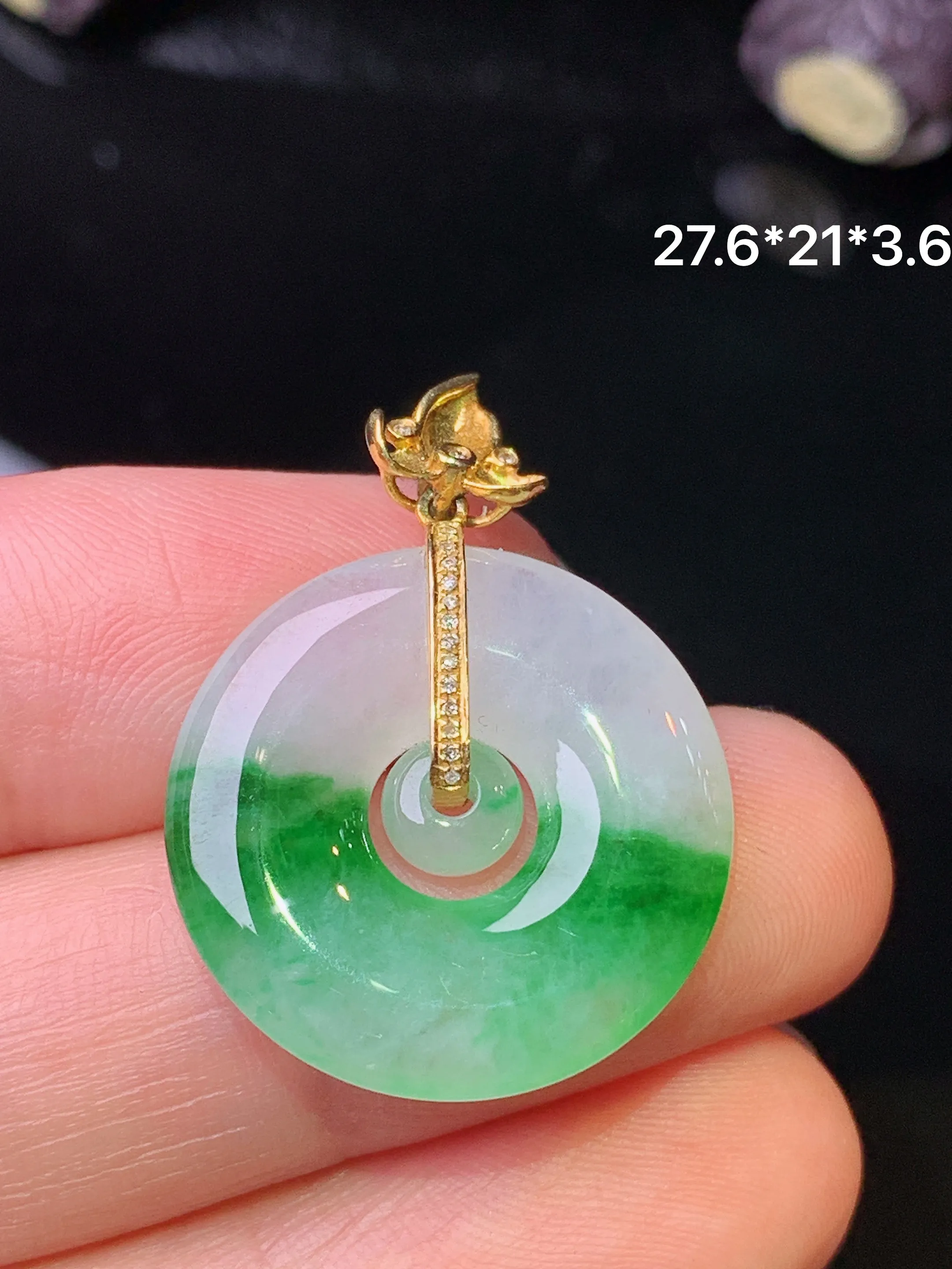 18k金钻镶嵌飘绿子母扣吊坠 玉质细腻 色泽清新艳丽 整体尺寸27.6*21*3.6