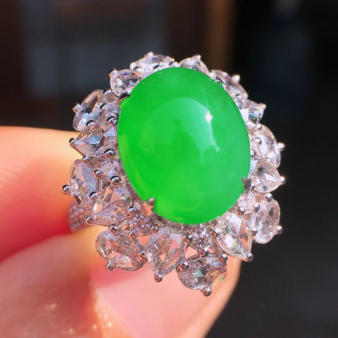 阳绿蛋面戒指，色泽均匀艳丽，玉质细腻，荧光感超
强，饱满圆润，尽显优雅气质，18k
金豪华镶嵌