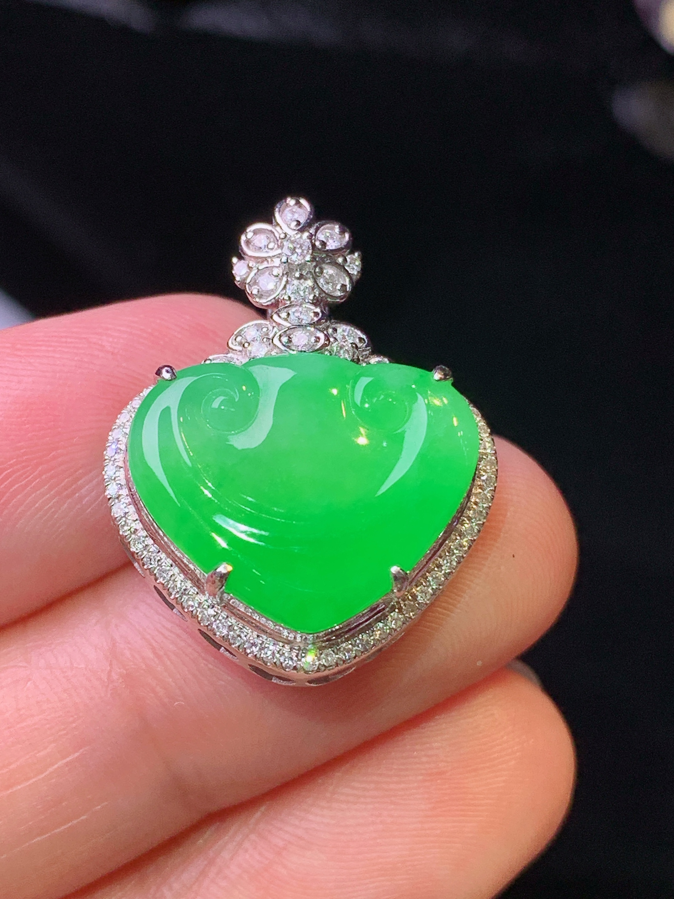 18k金钻镶嵌翠绿如意吊坠 玉质细腻 色泽清新艳丽 整体尺寸24.5*19.2*7.7