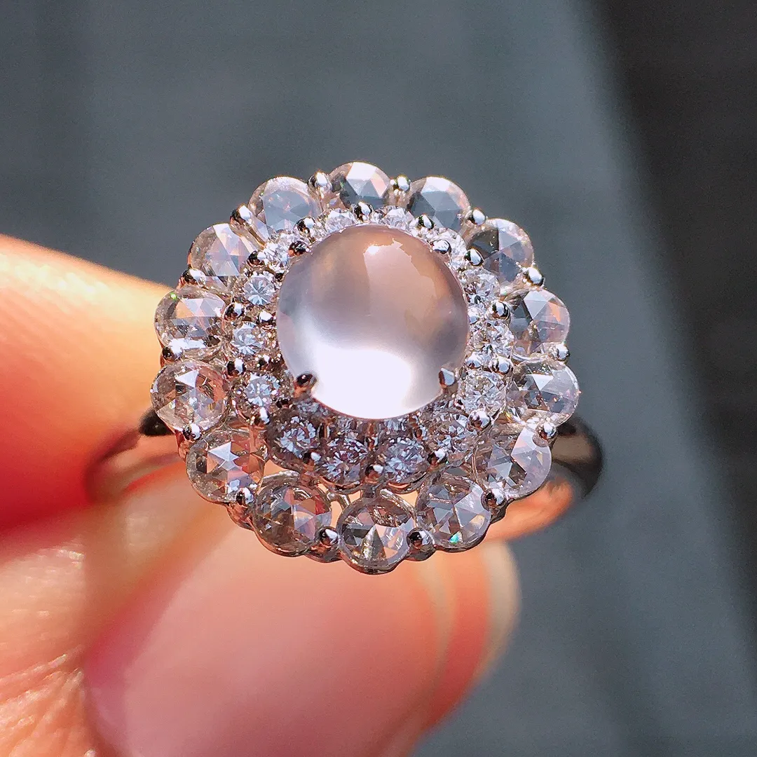 玻璃种蛋面戒指，玉质细腻，荧光感超
强，饱满圆润，尽显优雅气质，18k
金豪华镶嵌