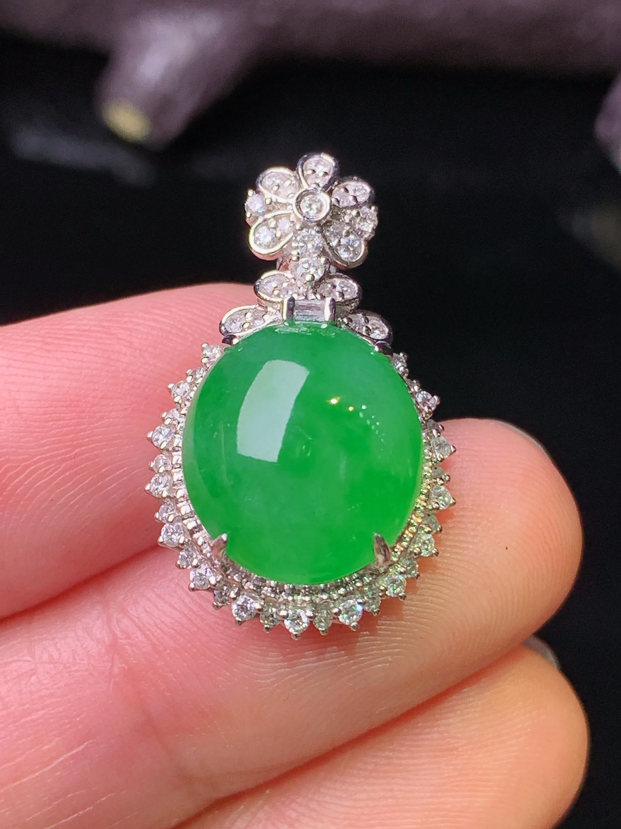 18k金钻镶嵌满绿蛋面吊坠 玉质细腻 色泽清新艳丽 整体尺寸25.2*15.2*10