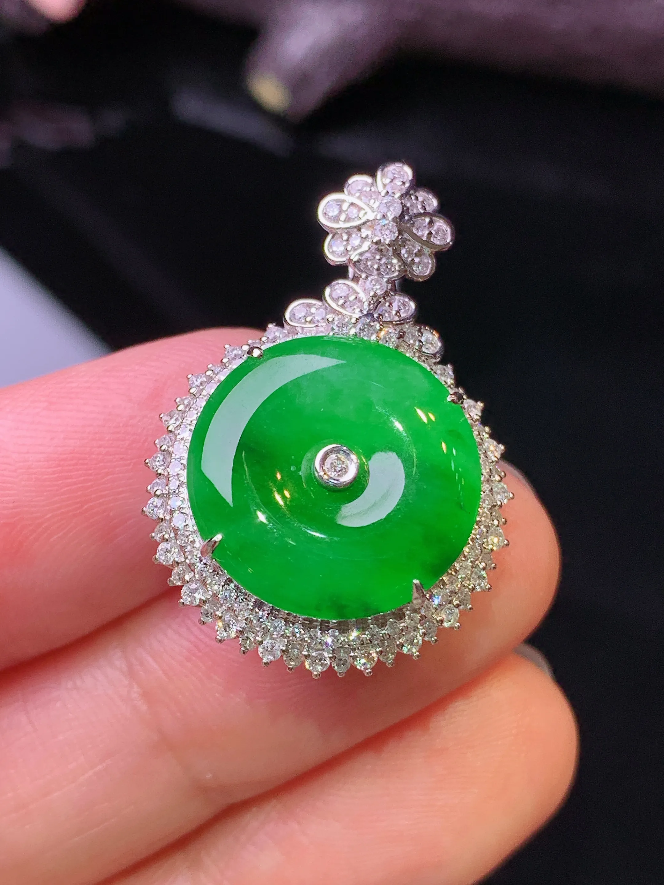 18k金钻镶嵌满绿平安扣吊坠 玉质细腻 色泽清新艳丽 整体尺寸28*19.5*10