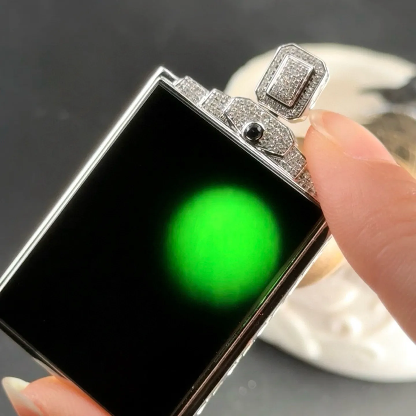 精品墨翠无事牌种好色正 黑度极好 打灯通透 油性十足 尺寸53.2