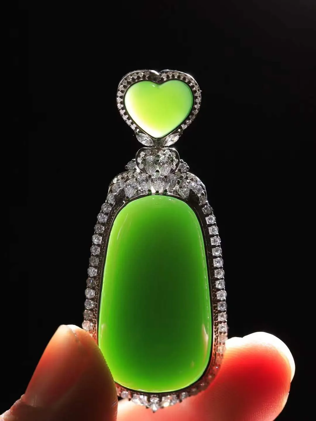 一套【金镶玉.套装】

收藏传家级臻品️和田玉碧玉戒指 吊坠 套装，18k金精工镶嵌，器形圆润饱满，玉质温润细腻，做工精细圆滑，饱满精致，器形优雅，寓意平安无事，如意顺心。（保真金，可鉴定贵金属18k金）
吊坠尺寸30.4-16.8mm    戒指尺寸16.9-13.6-8.2mm总重19.4克  82120578A