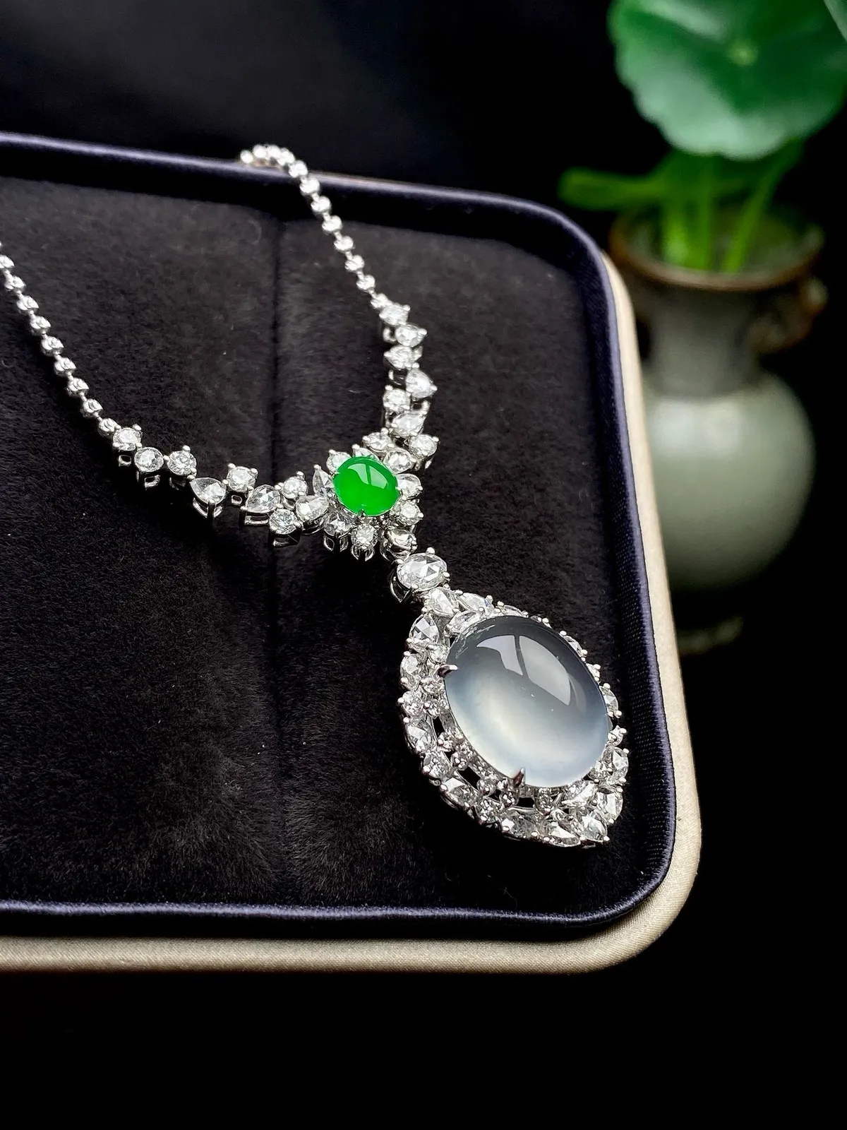 【冰种紫蛋面吊坠】种水很不错、细腻水润，形状很饱满，收藏品质，18K金钻镶嵌，裸石尺寸12.1*10