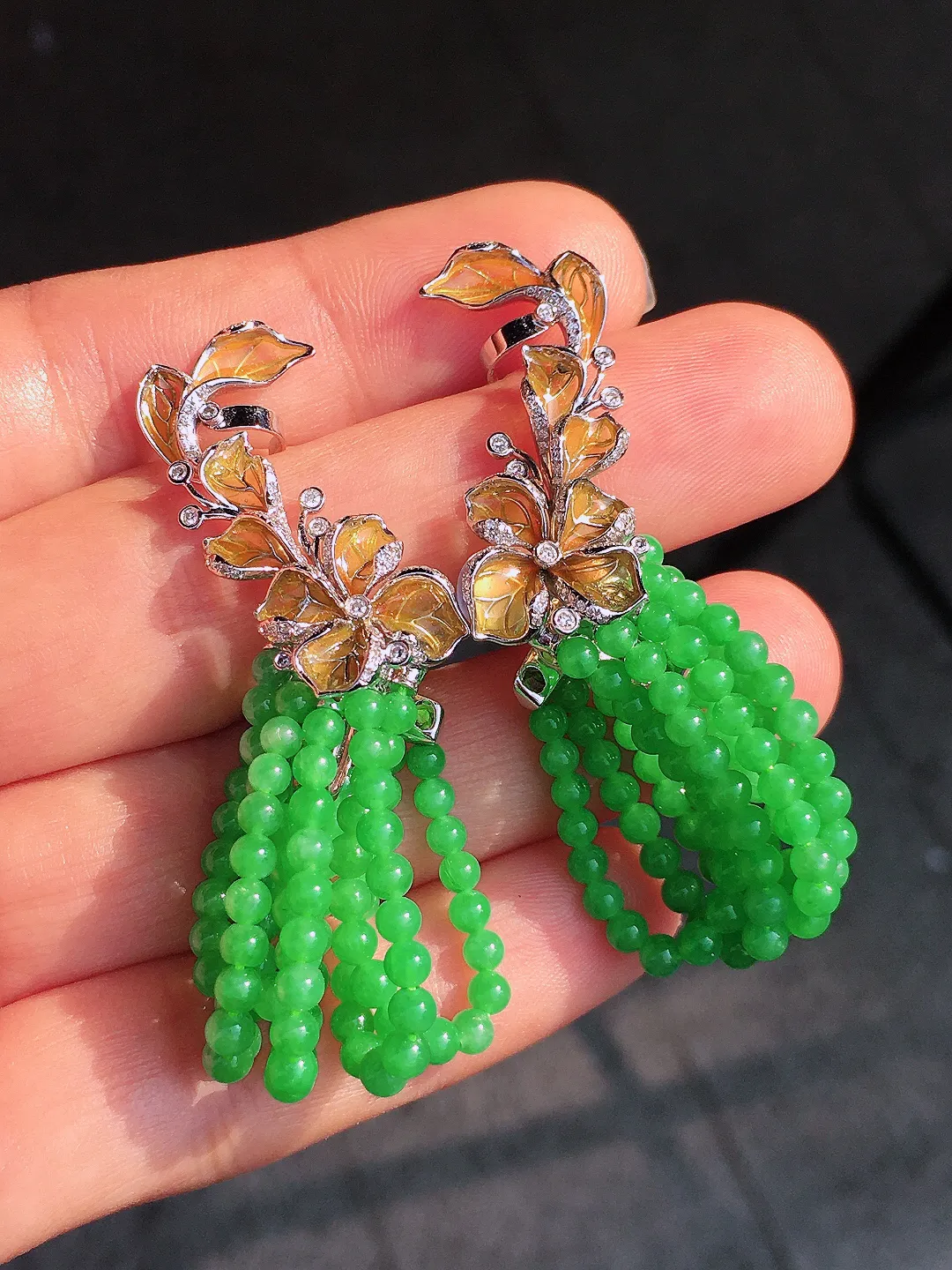 阳绿珠子耳坠，色泽均匀艳丽，玉质细腻，荧光感超
强，饱满圆润，尽显优雅气质，18k
金豪华镶嵌