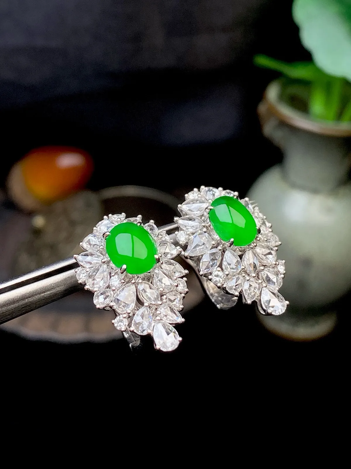 【冰种满绿蛋耳钉】种水上乘，阳绿色泽，纯净通透，收藏品质，18k金钻豪华镶嵌，裸石尺寸7.1*5.7