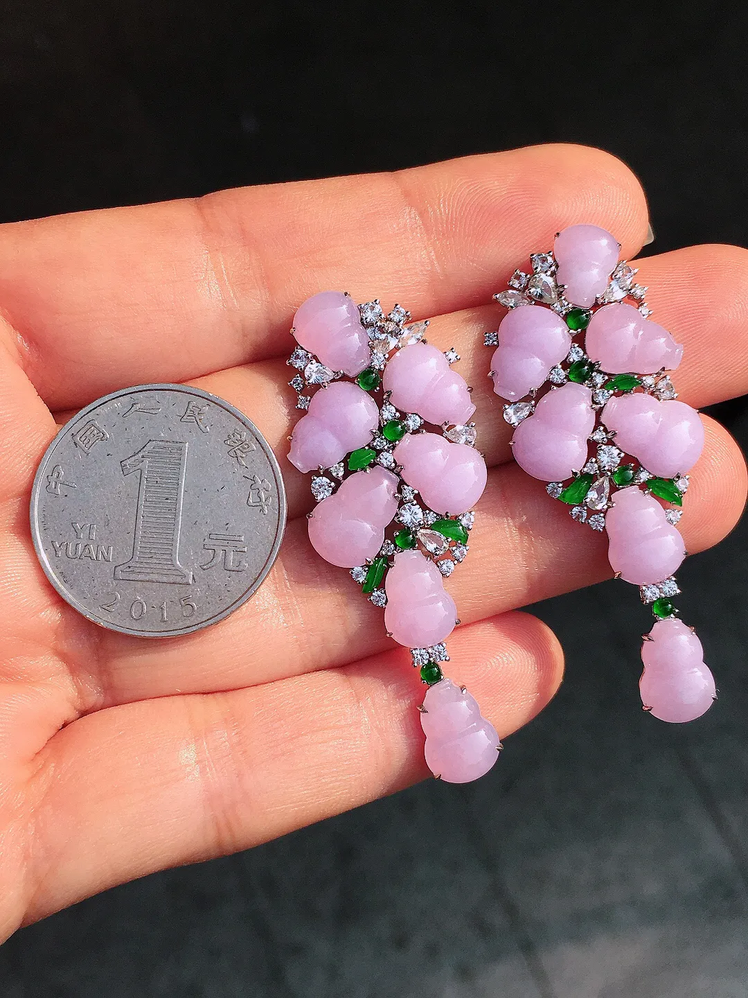 紫罗兰葫芦耳坠，色泽均匀艳丽，玉质细腻，荧光感超
强，饱满圆润，尽显优雅气质，18k
金豪华镶嵌