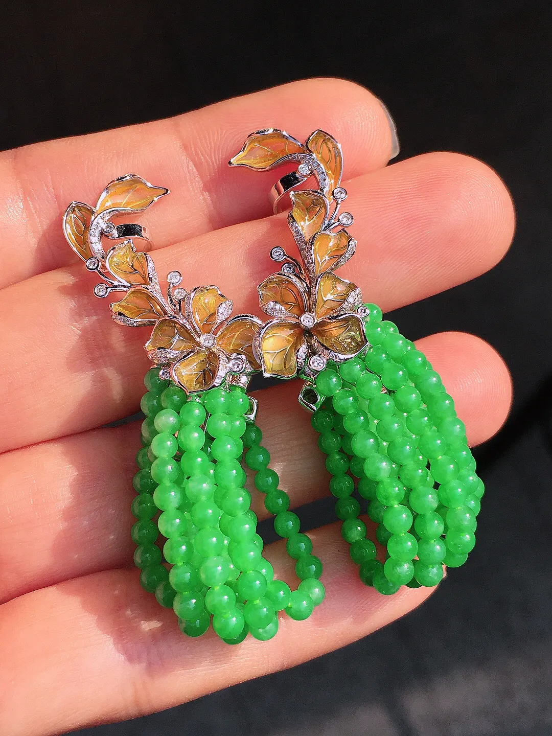 阳绿珠子耳坠，色泽均匀艳丽，玉质细腻，荧光感超
强，饱满圆润，尽显优雅气质，18k
金豪华镶嵌