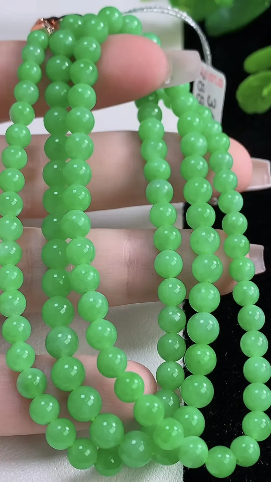 翡翠a货满绿圆珠项链，尺寸5.5-116颗，重量:30.75g