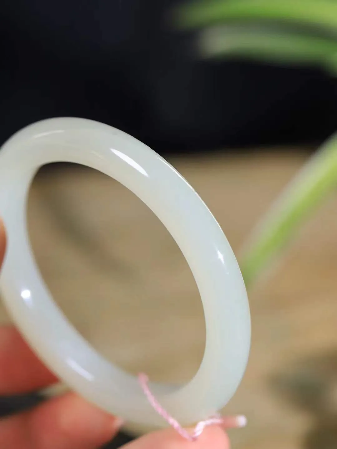 [温润如玉.手镯]

精品和田玉手镯。玉质温润细腻 油性十足 手感舒适，高华雅逸，线条流畅，简约大气，美自天成，素雅高贵。佩戴于腕间，婉约之美，举手投足间透出那份低调奢华。重47.3克 内径58mm尺寸10-9.6mm 781152714A