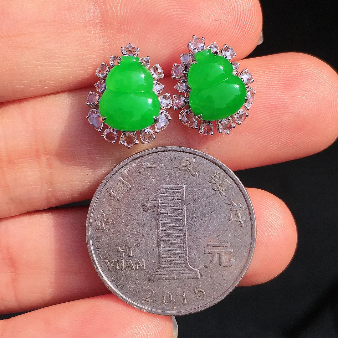 阳绿葫芦耳钉，色泽均匀艳丽，玉质细腻，荧光感超
强，饱满圆润，尽显优雅气质，18k
金豪华镶嵌