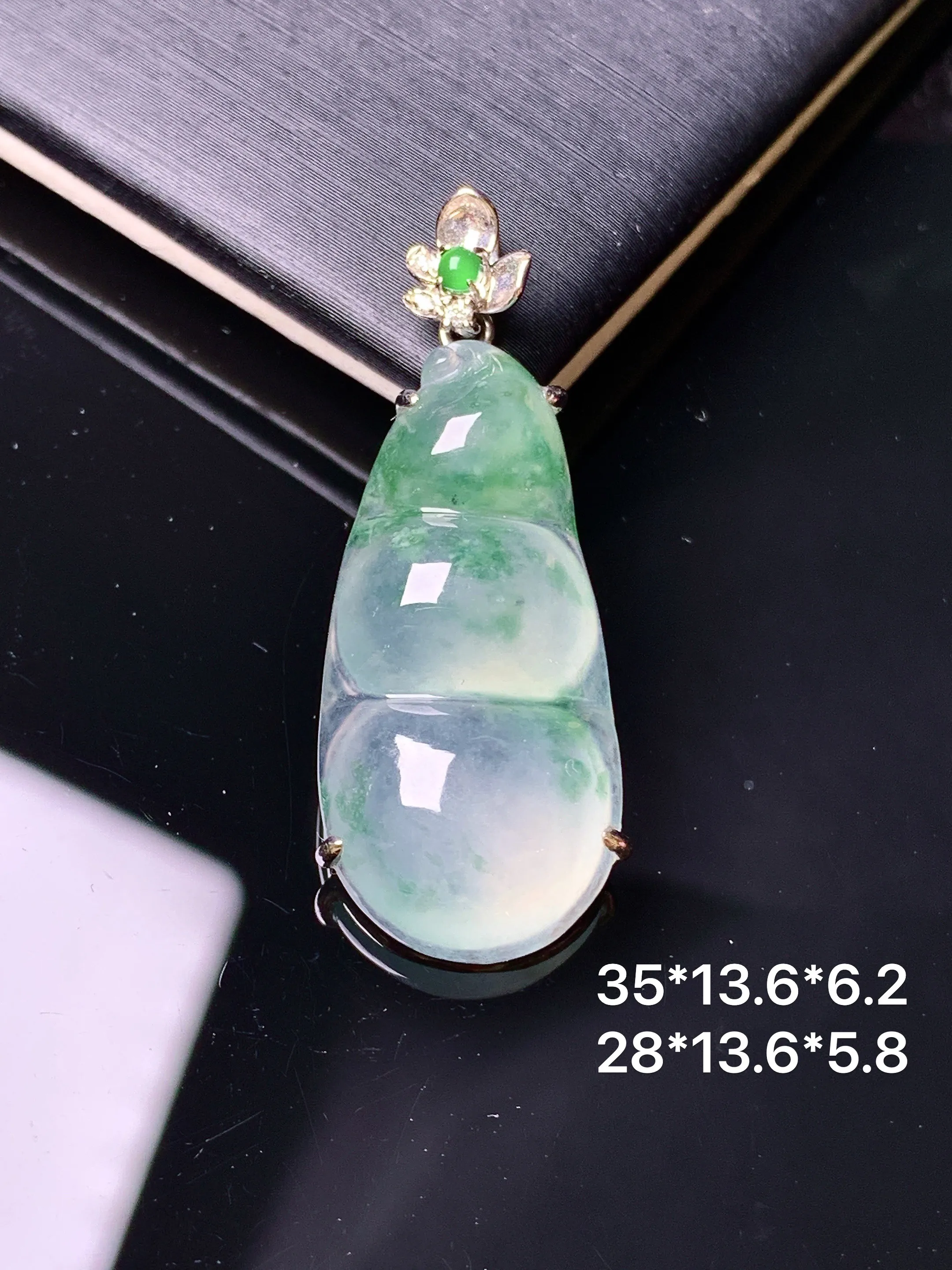 18k金钻镶嵌冰种飘绿四季豆吊坠 玉质细腻 色泽清新艳丽 整体尺寸35*13.6*6.2