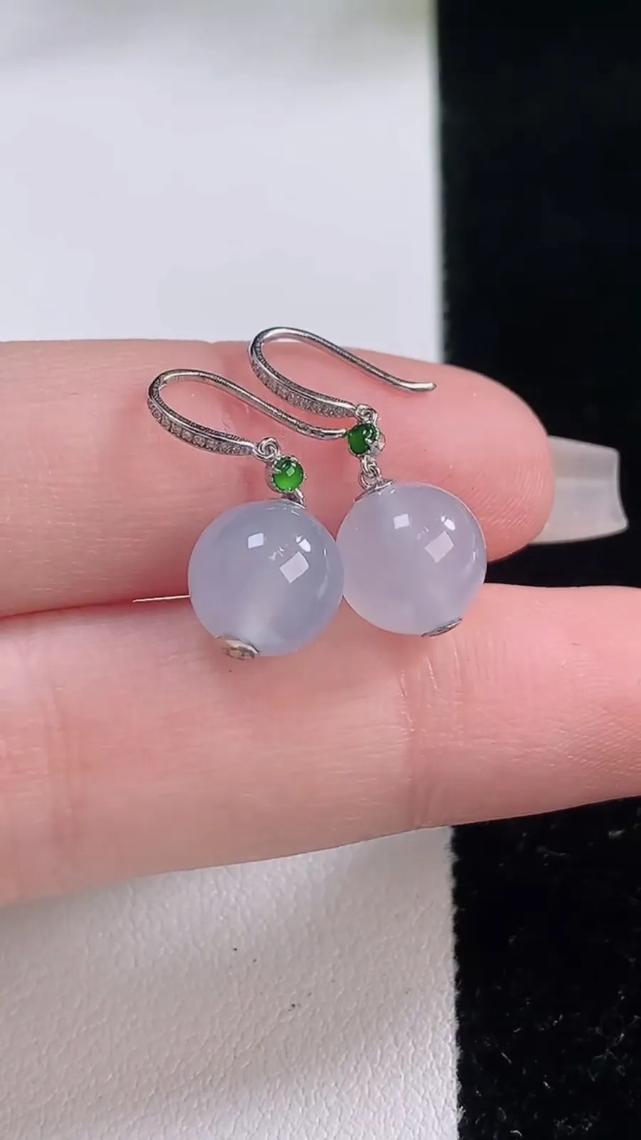 翡翠a货18K金冰种白冰圆珠耳坠，尺寸8.3，重量:5.01g