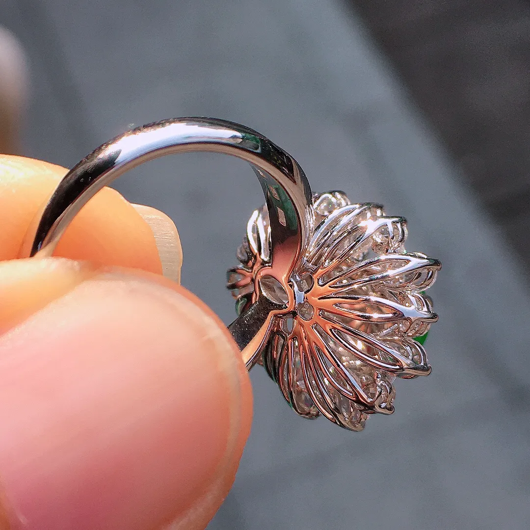 阳绿葫芦戒指，色泽均匀艳丽，玉质细腻，荧光感超
强，饱满圆润，尽显优雅气质，18k
金豪华镶嵌