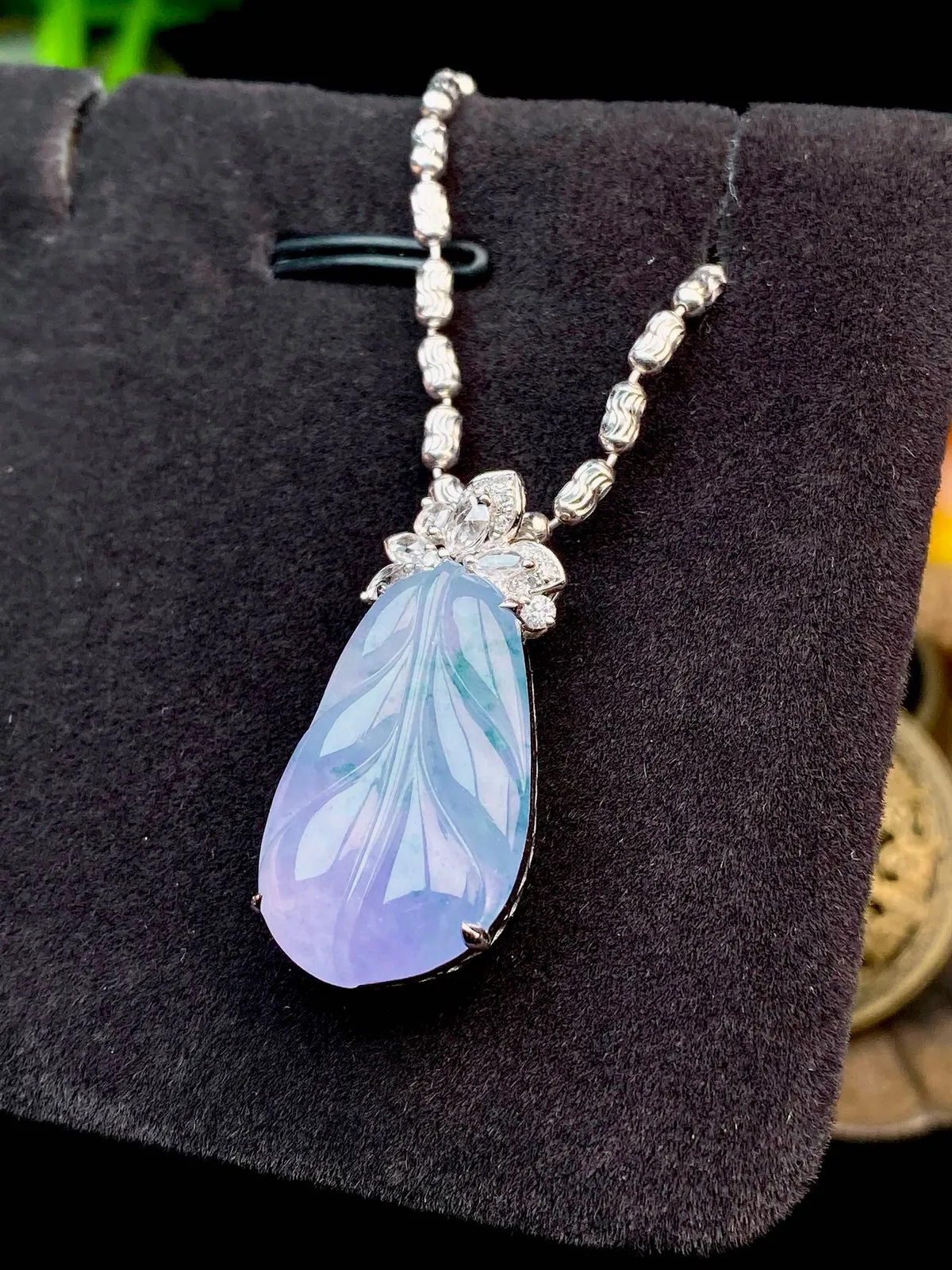 【冰种紫罗兰叶子】金枝玉叶，质地细腻，冰润透亮，光泽出众，18k金钻镶嵌，裸石尺寸21.9*13.4