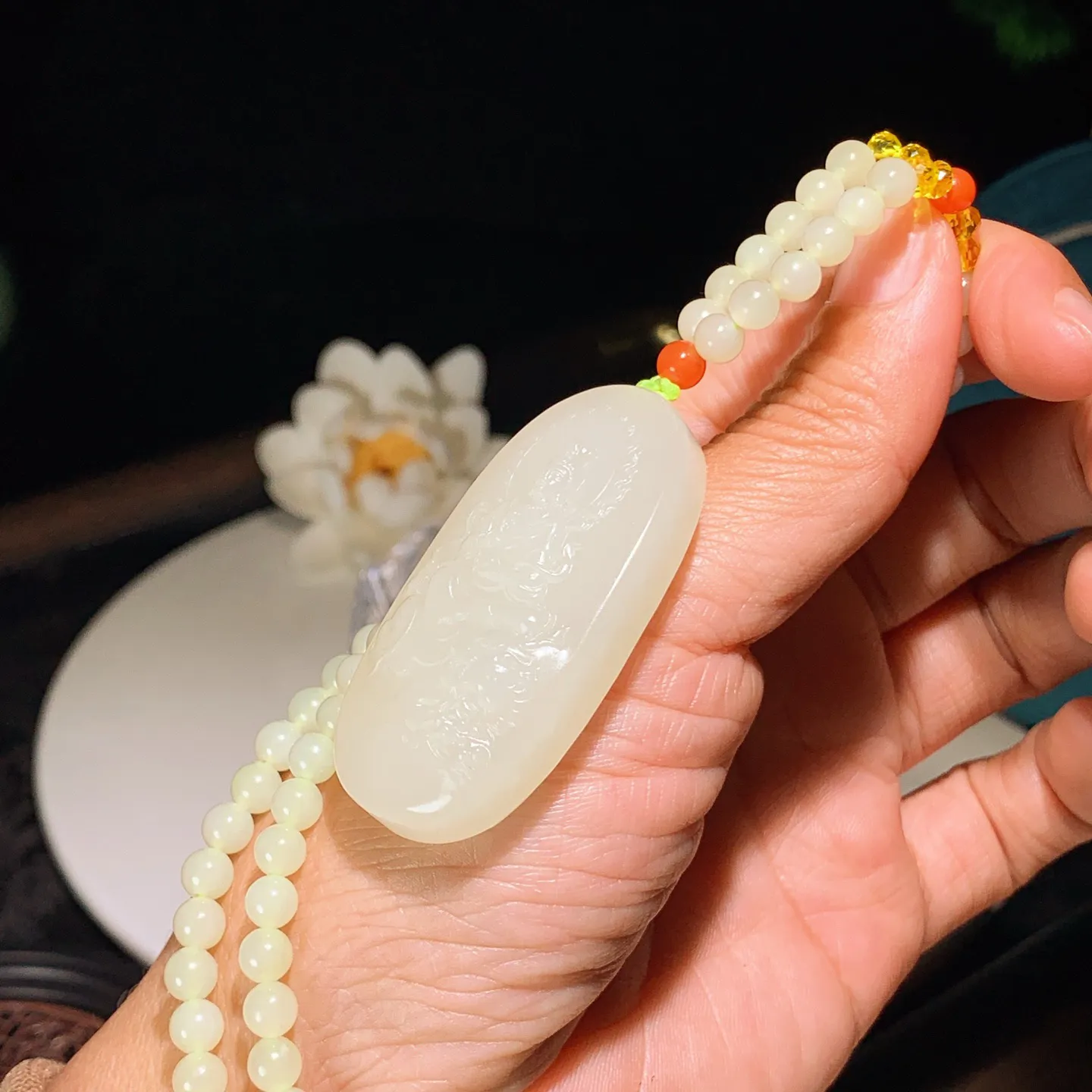 新疆和田玉若羌黄口料文殊菩萨牌子挂件。尺寸50/25/12重50.7克。内径玉质细腻油润。手推出油。佩戴高端典雅。lt251205