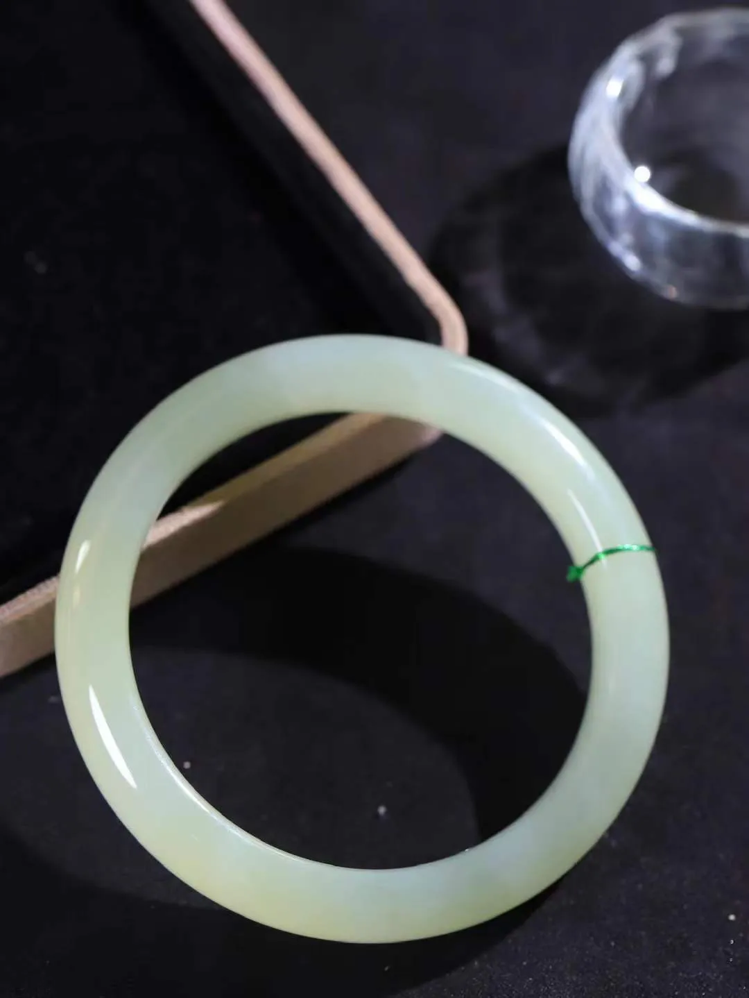 【岁月之韵.手镯】

精品和田玉晴水手镯，色泽淡雅如雨后初晴的天空，清新脱俗。手镯圆润饱满，寓意圆满和谐，承载着岁月的温柔与时光的沉淀。无论是日常佩戴还是珍藏，都是对美好生活的诗意表达。重51克  尺寸56.5-12.5-8.5mm  56124574A