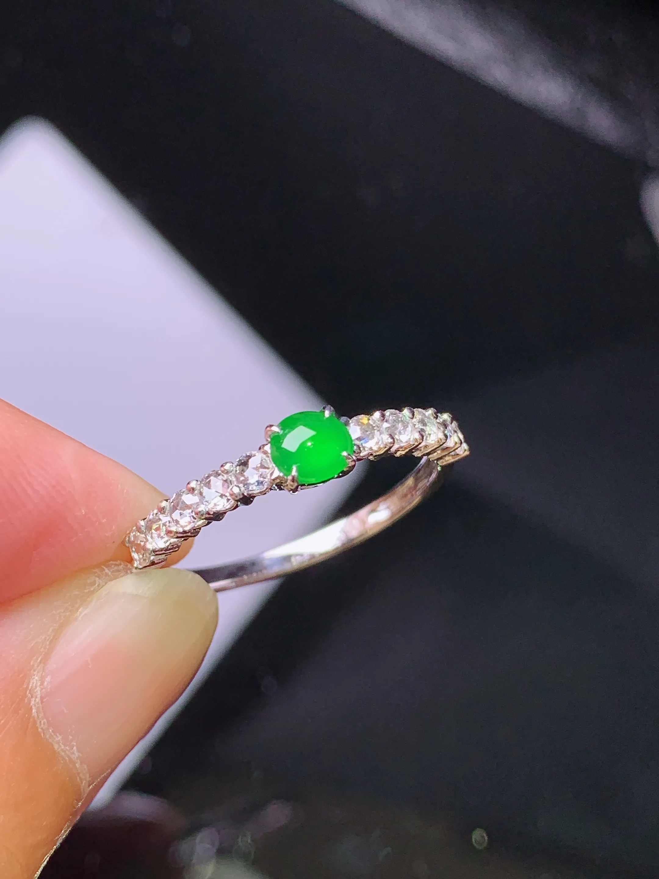 18k金钻镶嵌满绿蛋面戒指 吊坠 玉质细腻 色泽清新艳丽 圈口12.5 裸石尺寸3.6*4*2