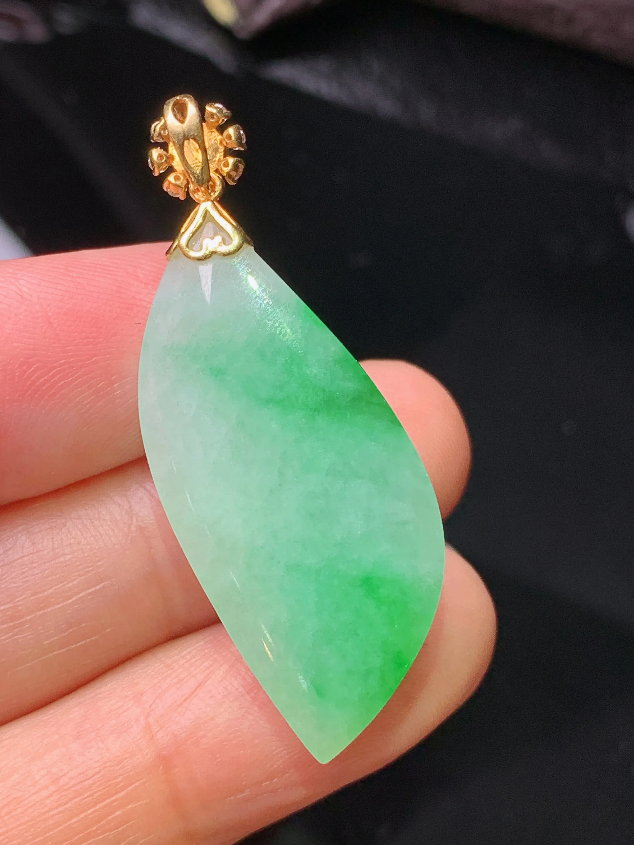 18k金钻镶嵌飘绿随形吊坠 玉质细腻 色泽清新艳丽 整体尺寸40.5*15.2*9.7