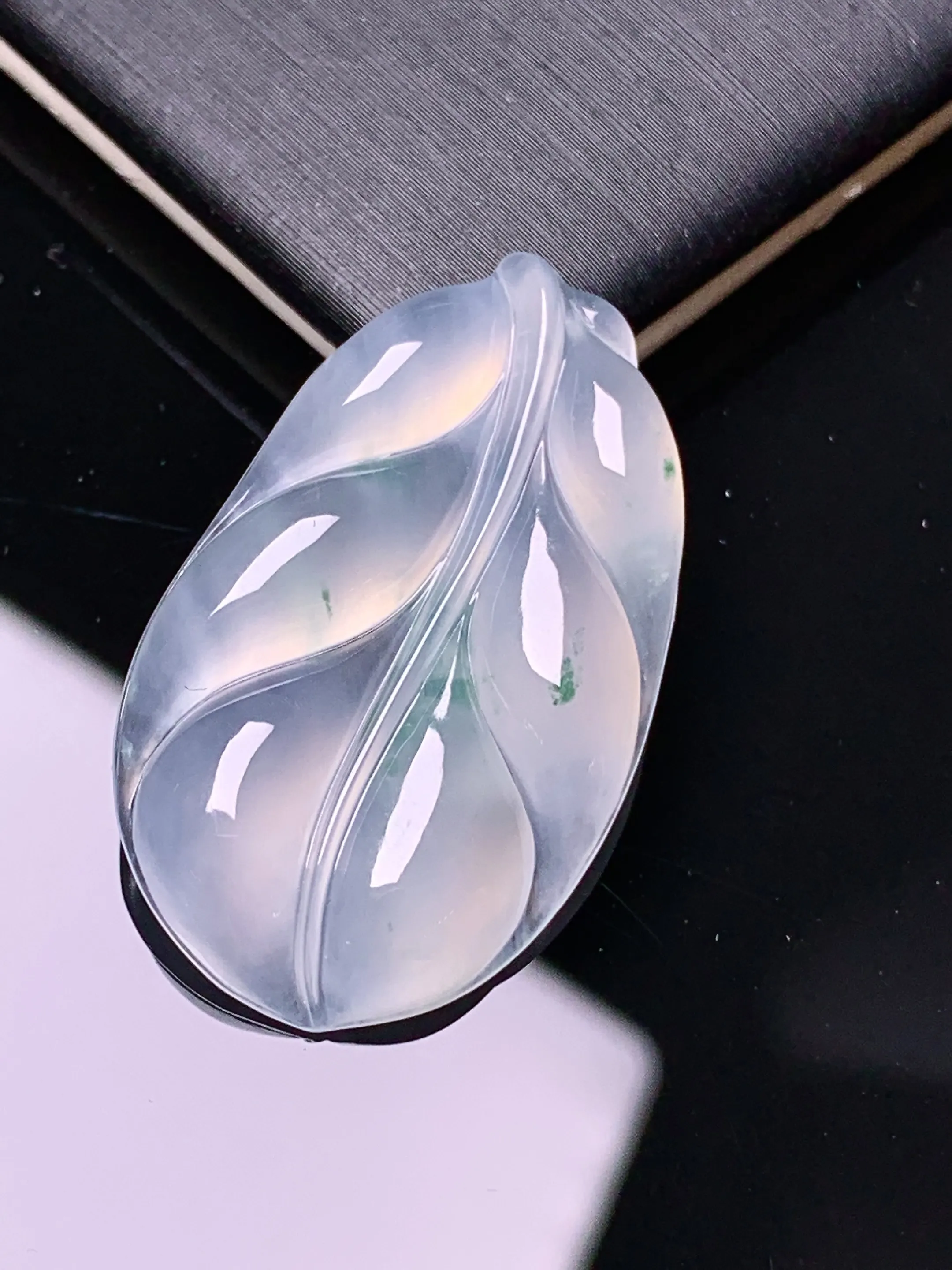 冰种树叶吊坠 玉质细腻 色泽清新艳丽 整体尺寸31.6*19*4.3