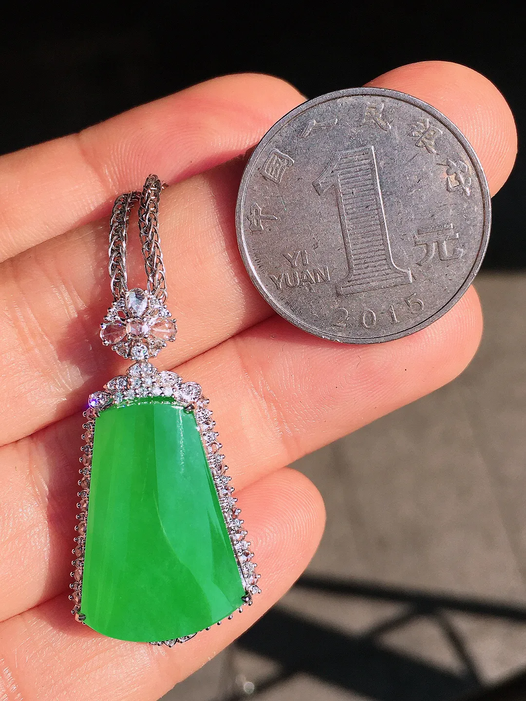 阳绿无事牌吊坠，色泽均匀艳丽，玉质细腻，荧光感超
强，饱满圆润，尽显优雅气质，18k
金豪华镶嵌