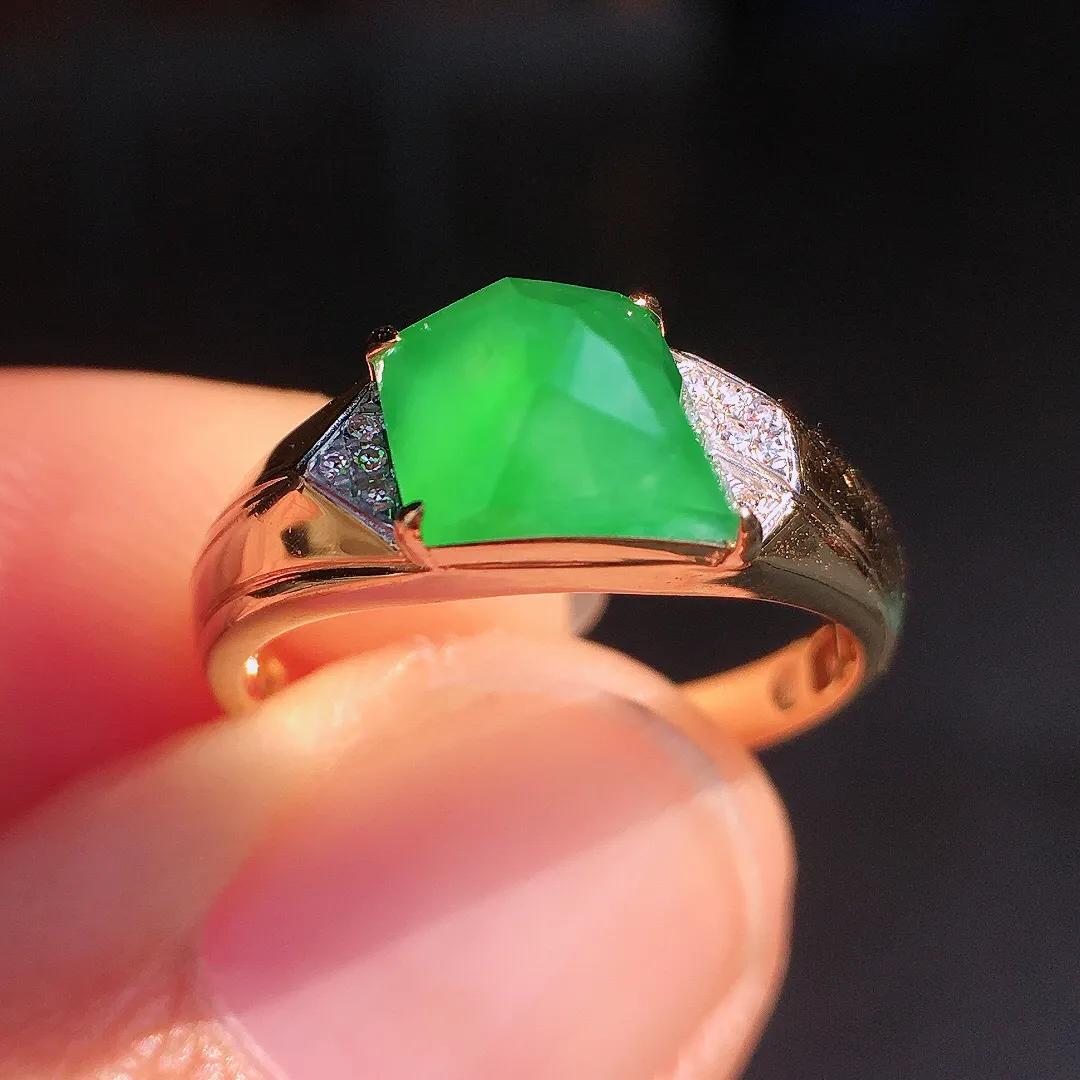 阳绿方块戒指，色泽均匀艳丽，玉质细腻，荧光感超
强，饱满圆润，尽显优雅气质，18k
金豪华镶嵌