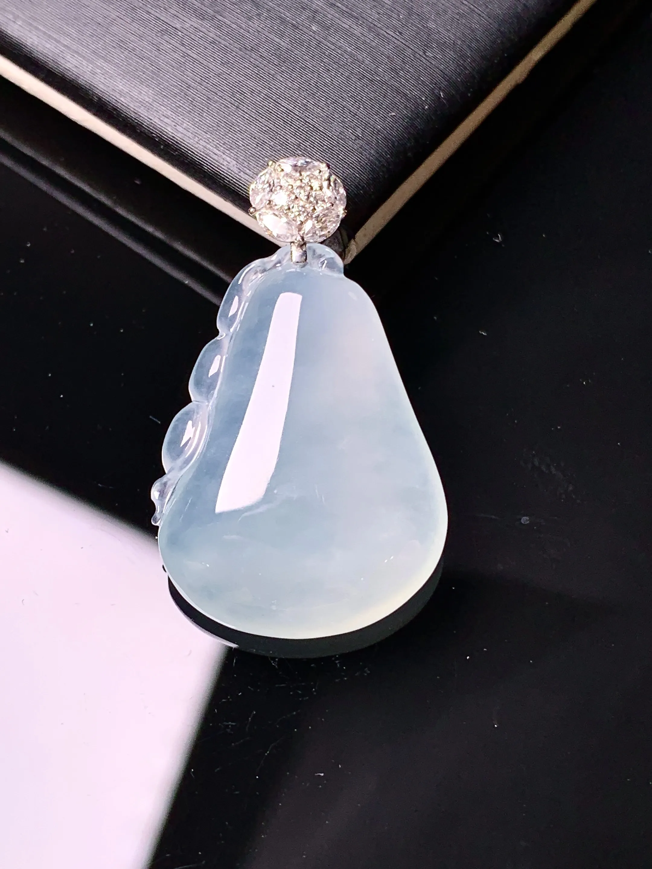 18k金钻镶嵌冰种福瓜吊坠 玉质细腻 色泽清新艳丽 整体尺寸28.3*17*5.5